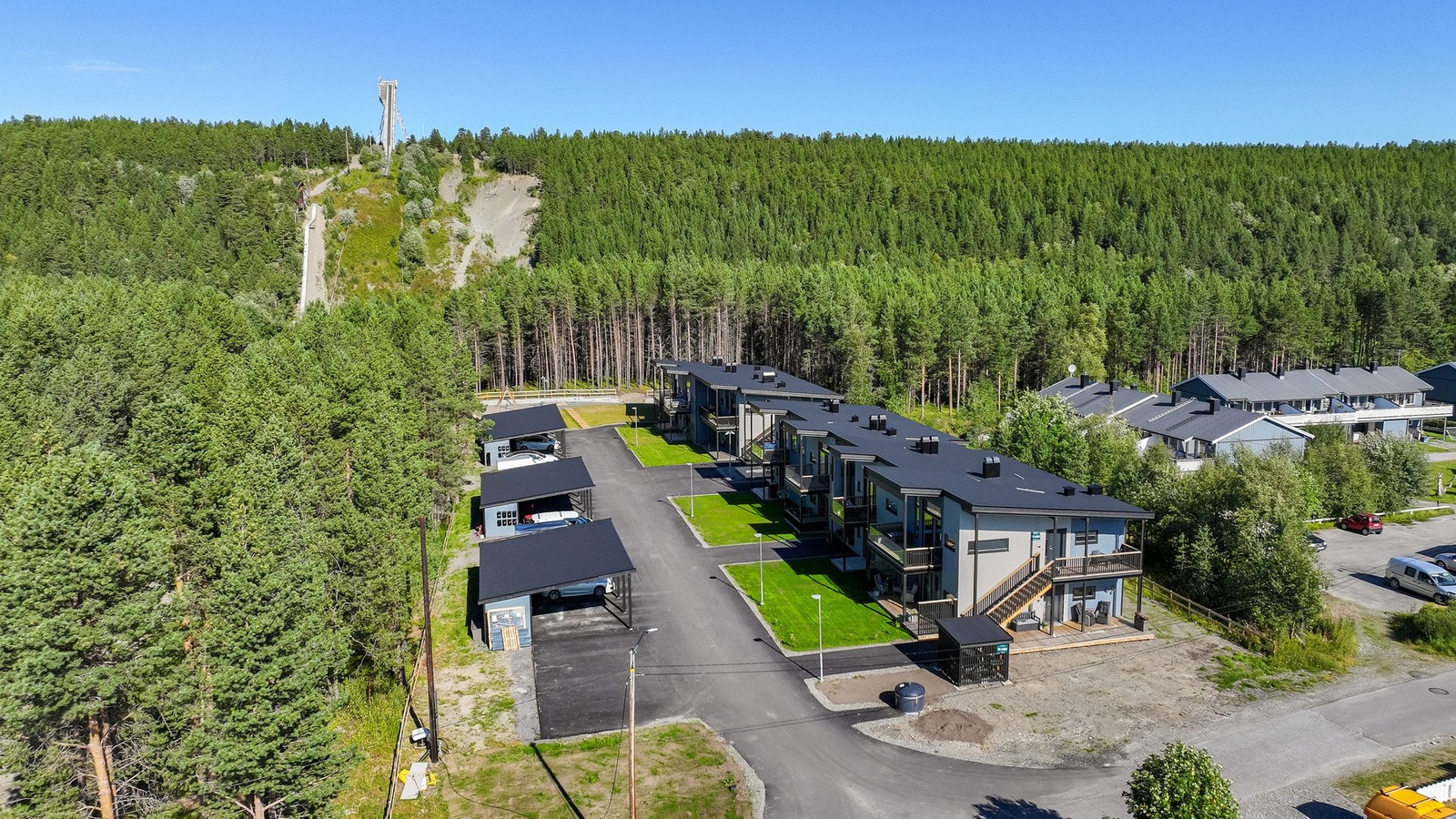 Leiligheten ligger fint til i et rolig og naturskjønt område med nærhet til både natur og nødvendige fasiliteter. Galleribilde