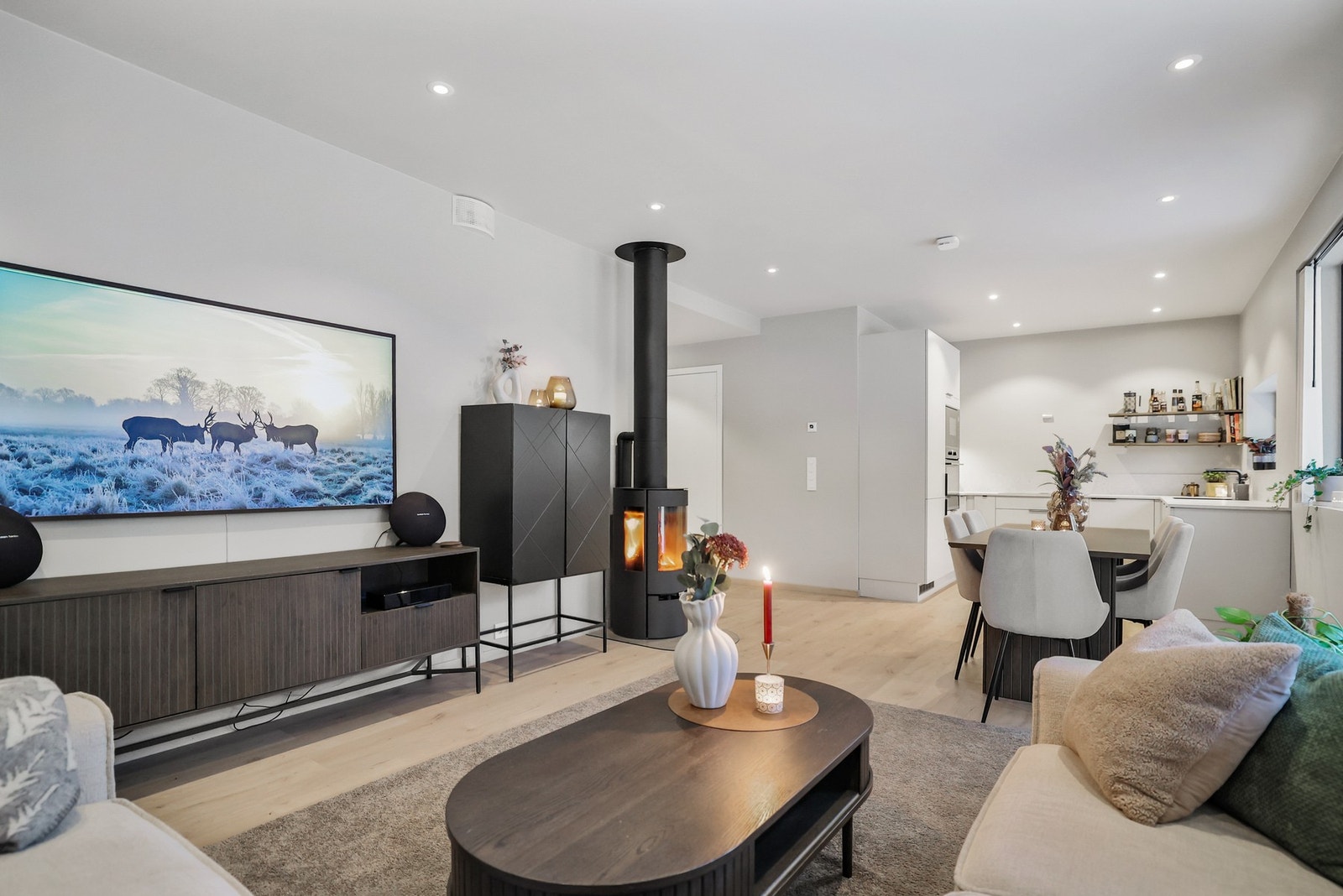 Stuen har en naturlig plass til en sofa og TV med tilhørende møblement. Galleribilde