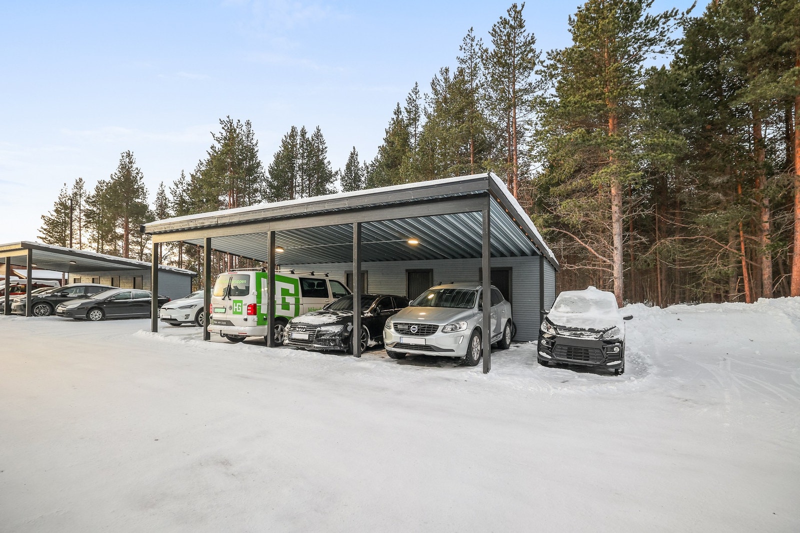 Leiligheten disponerer en biloppstillingsplass i carport med uttak for lading av elbil. Galleribilde
