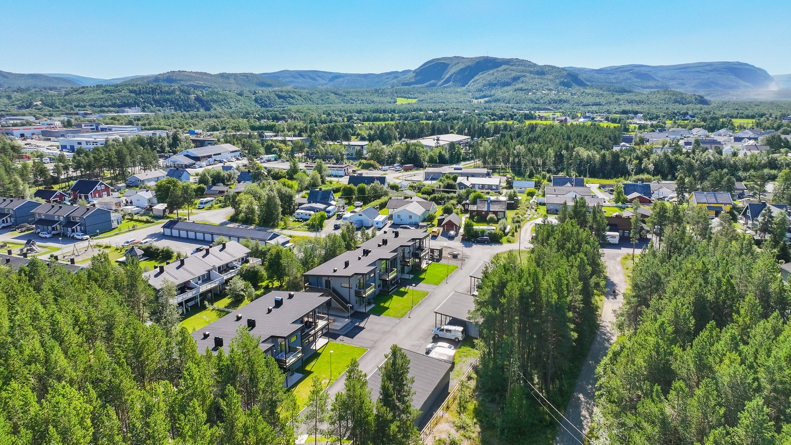 Boligen har enkel tilgang til flotte turområder, perfekt for både hverdagslige spaserturer og lengre friluftsopplevelser. Galleribilde