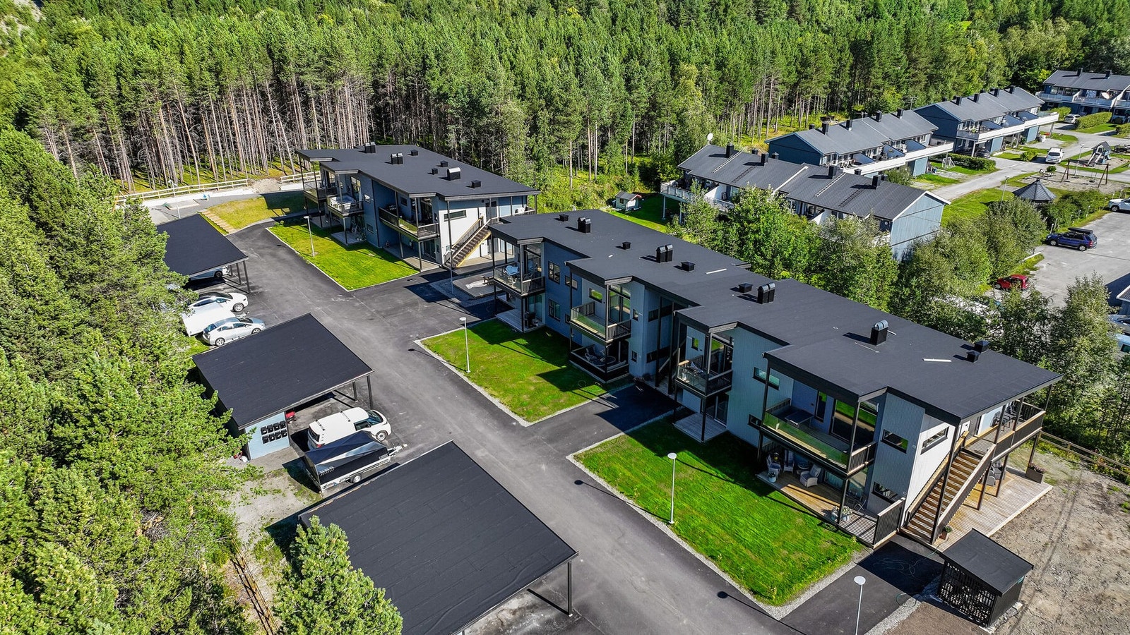 Dagligvarebutikker og andre servicetilbud ligger kun en kort biltur unna. Galleribilde