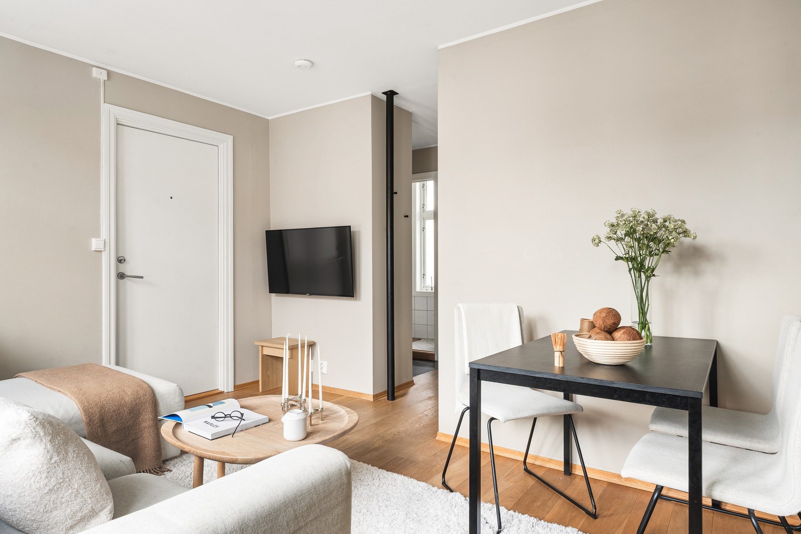 Leiligheten har parkett gulv og lyse og fine overflater. Galleribilde