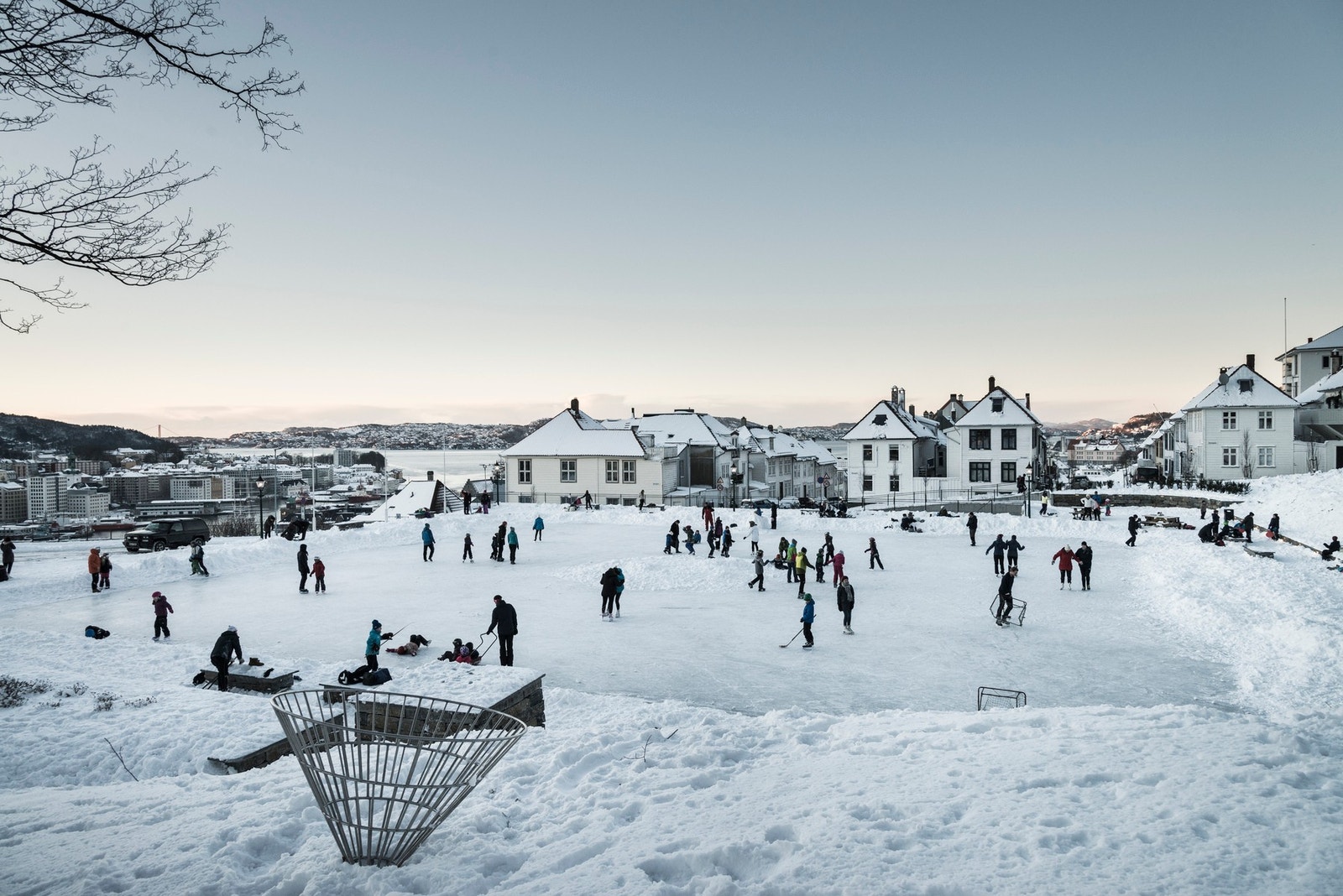 Om vinteren gjøres Skansedammen om skøytebane. Galleribilde