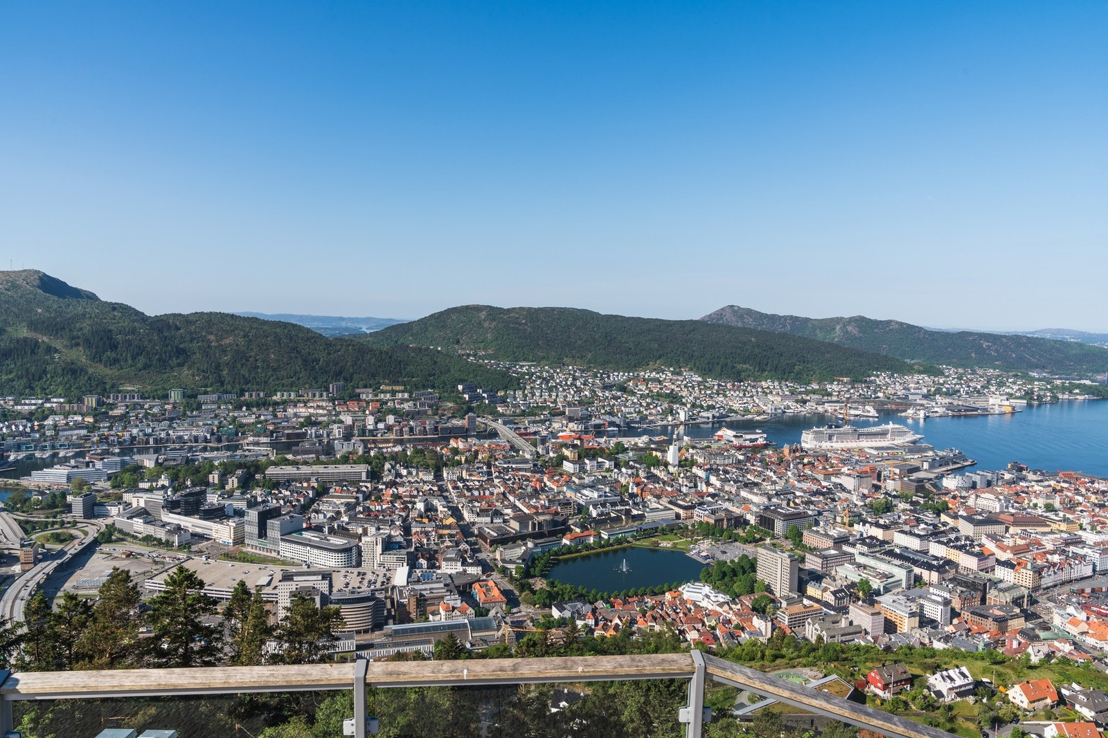 Bare en kort fjelltur så er man på toppen av Fløyen og kan nyte enestående utsikt over Bergen. Galleribilde