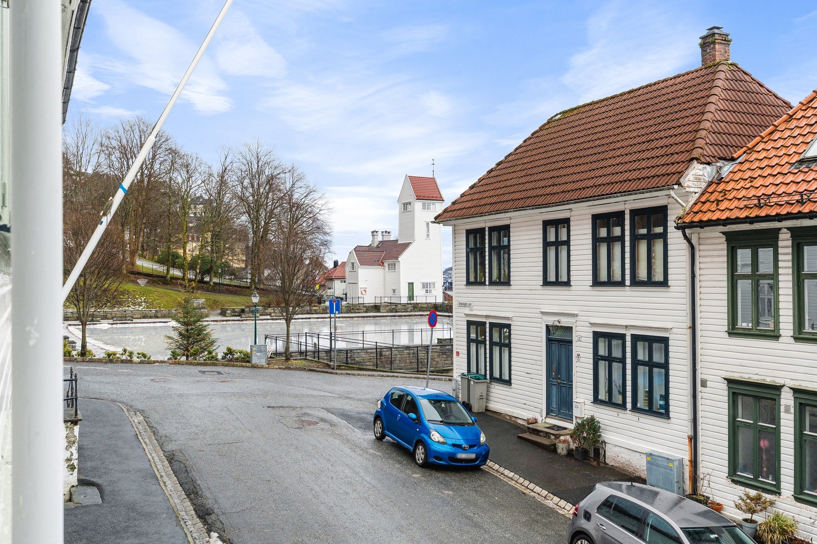 Det er soneparkring i gaten utenfor og Bergen kommune har beboerparkeringshus på Skansen hvor det er mulighet å søke om parkeringsplass. Galleribilde
