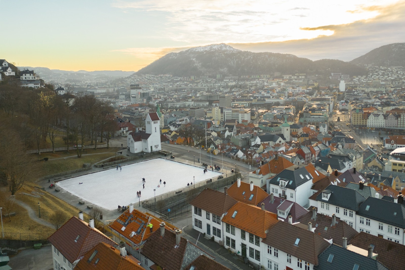 Leiligheten har en ypperlig beliggenhet for deg som er glad i å gå på tur. Fra leiligheten kan har man umiddelbar nærhet til turstier opp til Fløyen, Fjellveien og videre til Stoltzen. Galleribilde
