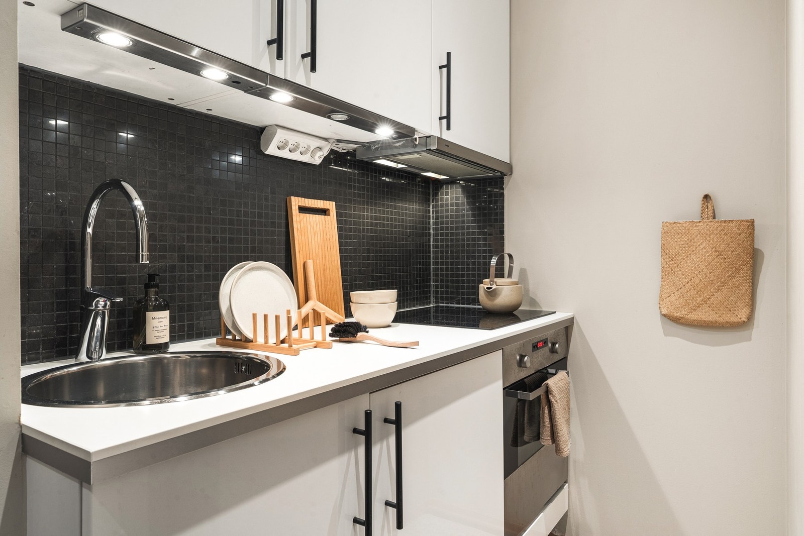 Det er også plass/opplegg for mini oppvaskmaskin i kjøkkenskap. Galleribilde