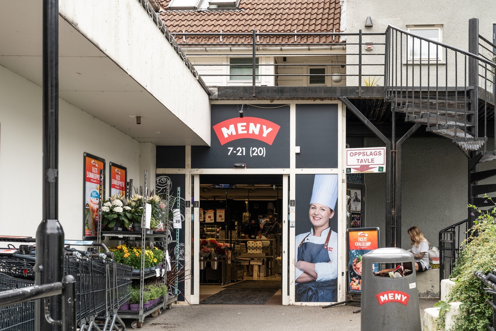 Nærmeste dagligvarebutikk er Meny på Støletorget. Ved Støletorget er det også apotek, pizzeria og sushirestaurant. Galleribilde