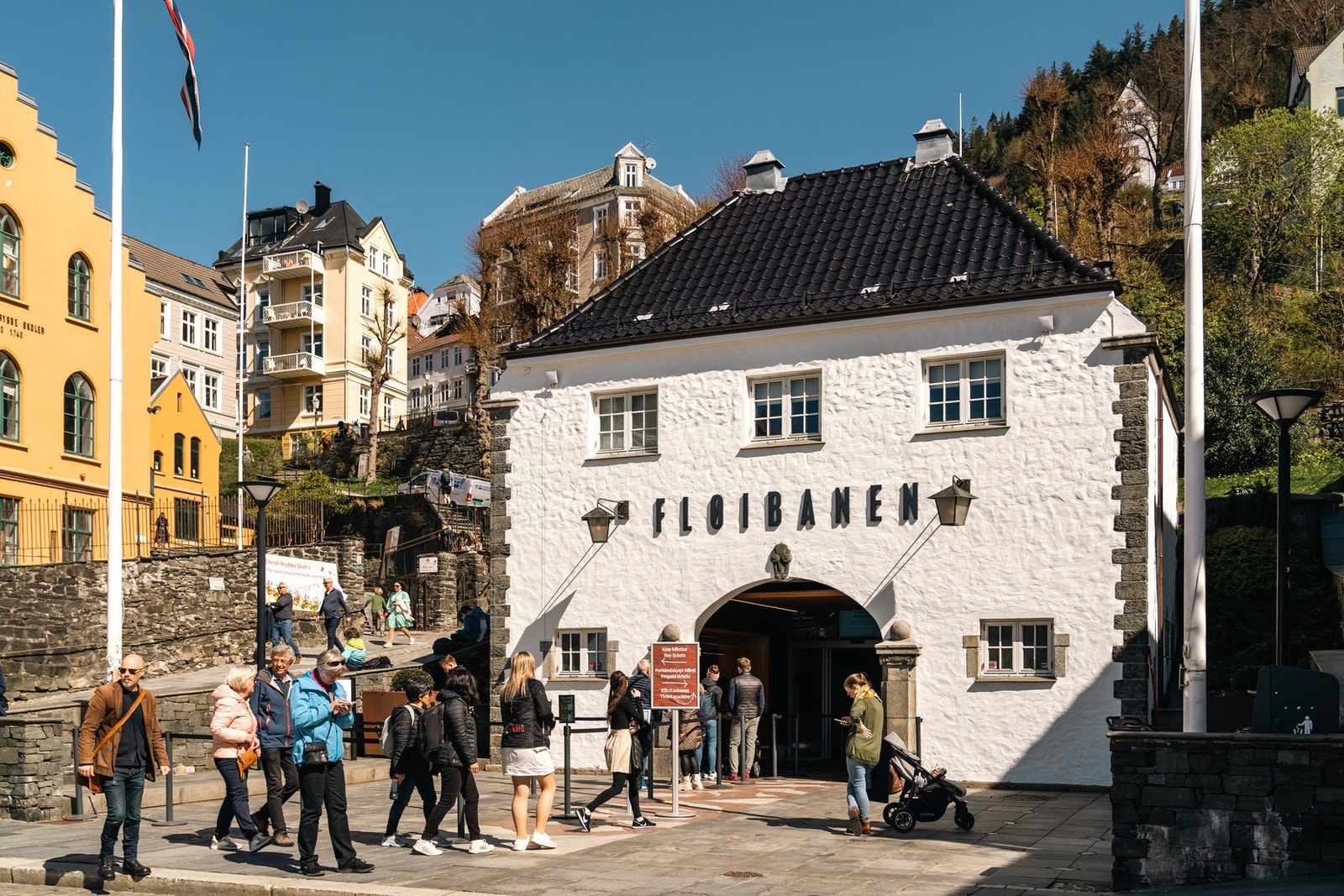Det er også kort vei ned til Fløibanens stasjon og Bergen sentrum. Galleribilde
