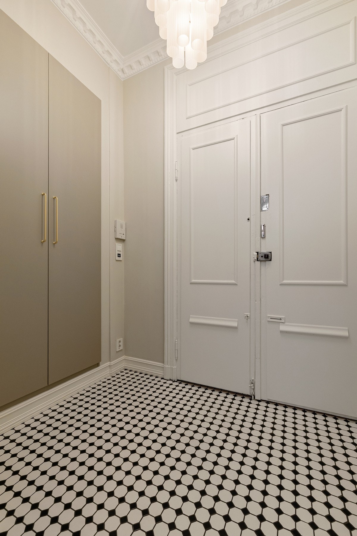 Vakre, historiske fliser i entré. Klassisk, to -fløyet entrédør. Innebygde garderobeskap. Behagelige varmekabler. Galleribilde