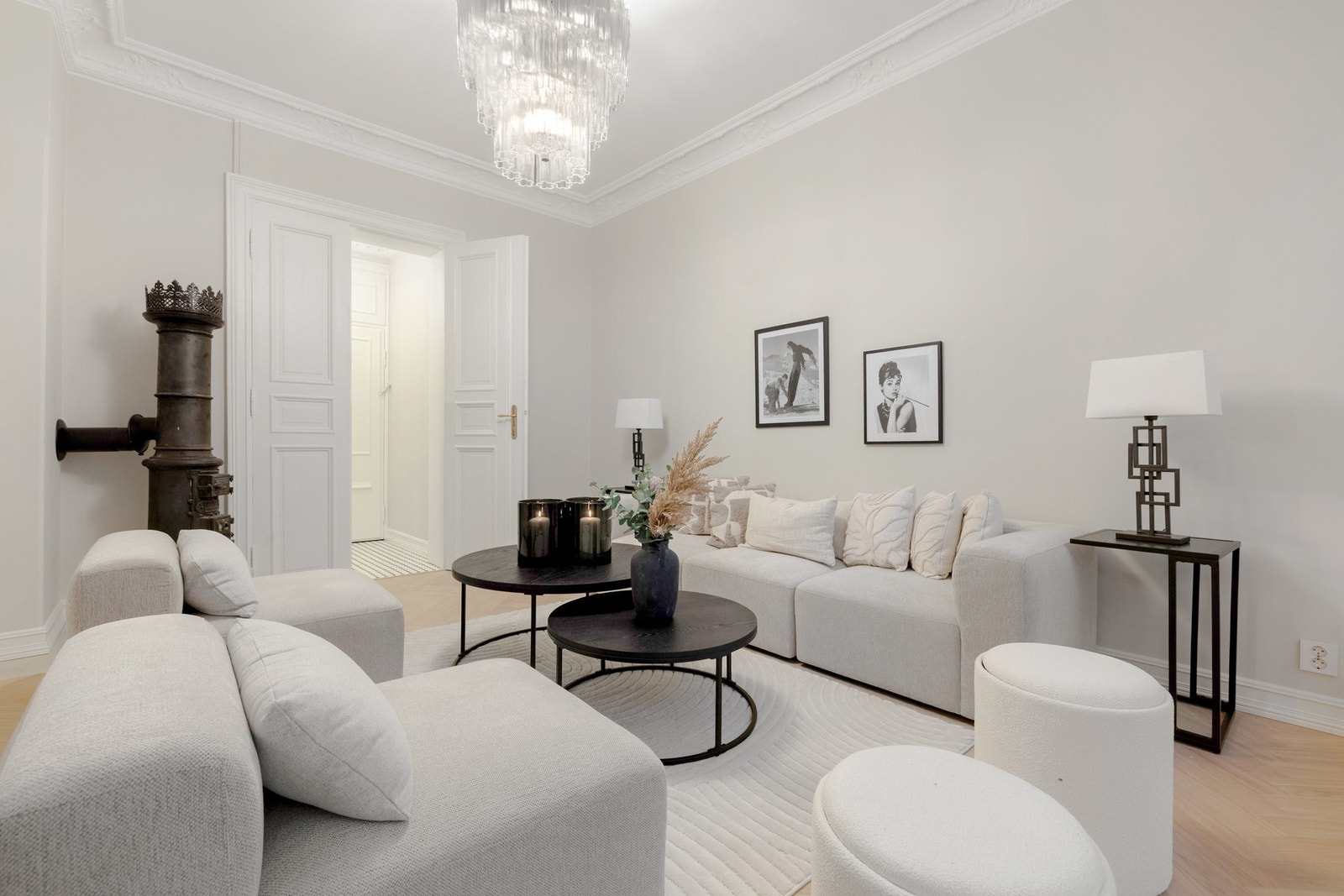 Et fantastisk oppholdsrom med to doble vindusflater, 3 meter takhøyde og doble fløydører. Galleribilde