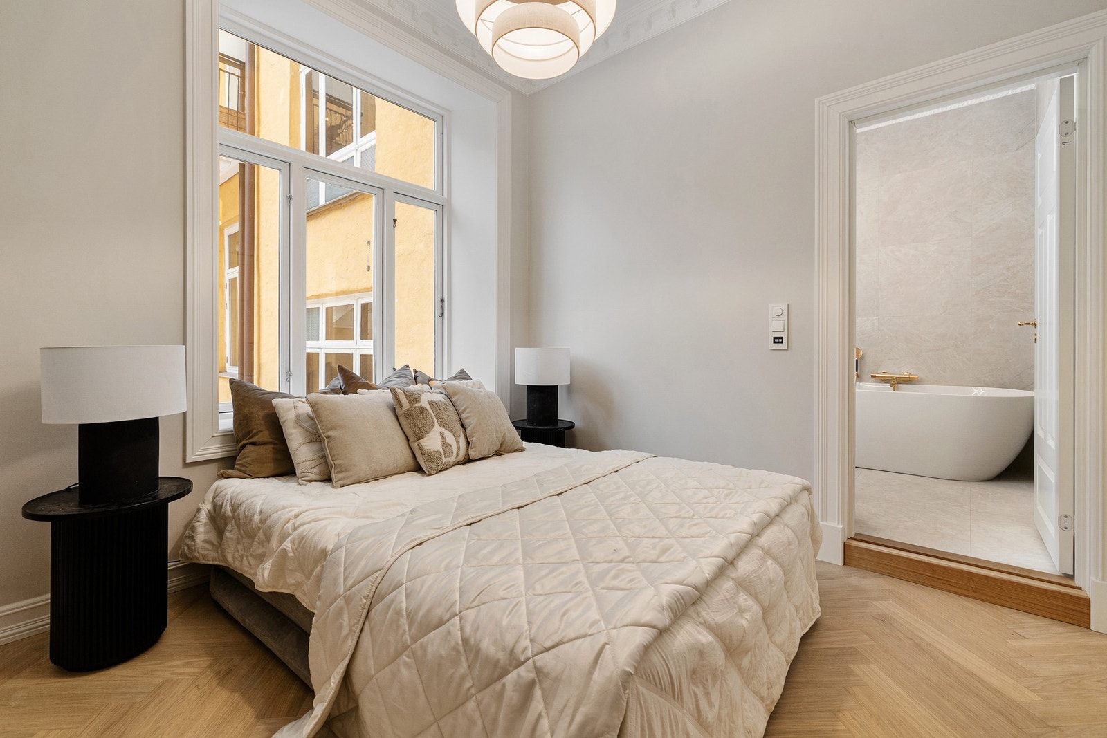 Master soverom direkte tilknyttet en-suite baderom. Galleribilde