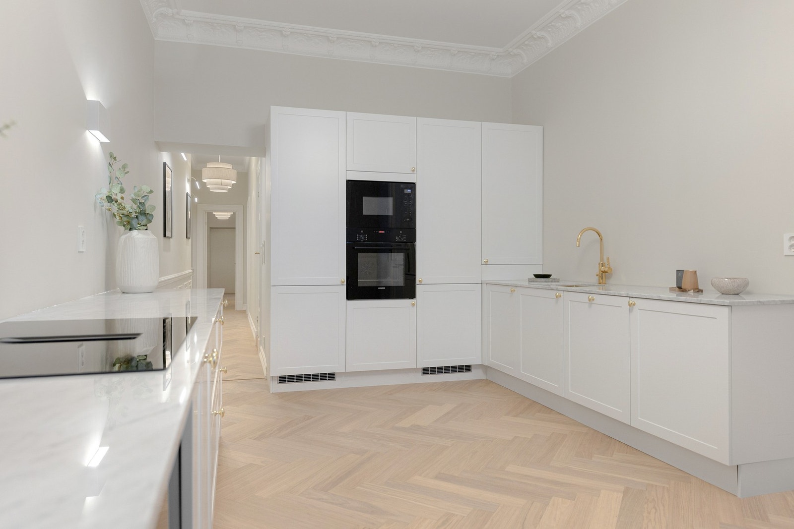 Armatur fra kvalitetsleverandøren Tapwell i messing som matcher håndtak på kjøkken. Alle hvitevarer er nye og integrert. Galleribilde