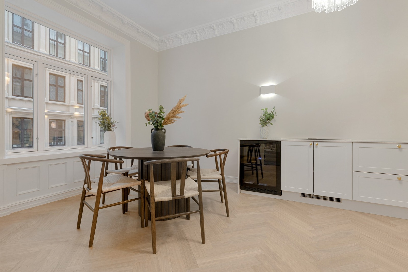 Innholdsrik hvitevarepakke med bl.a vinsekap og full size kjøleskap og fryser. Galleribilde