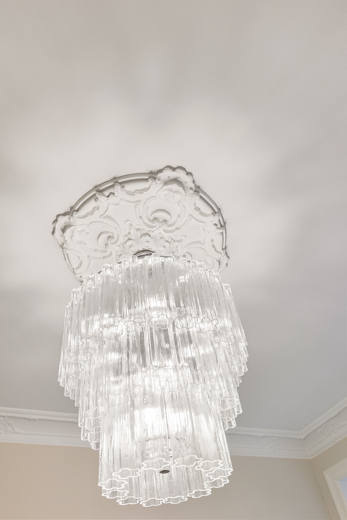 Vakre, klassiske detaljer som rosett og stukkatur. Det er lagt skjult elektrisk anlegg til rosett for belysning. Galleribilde