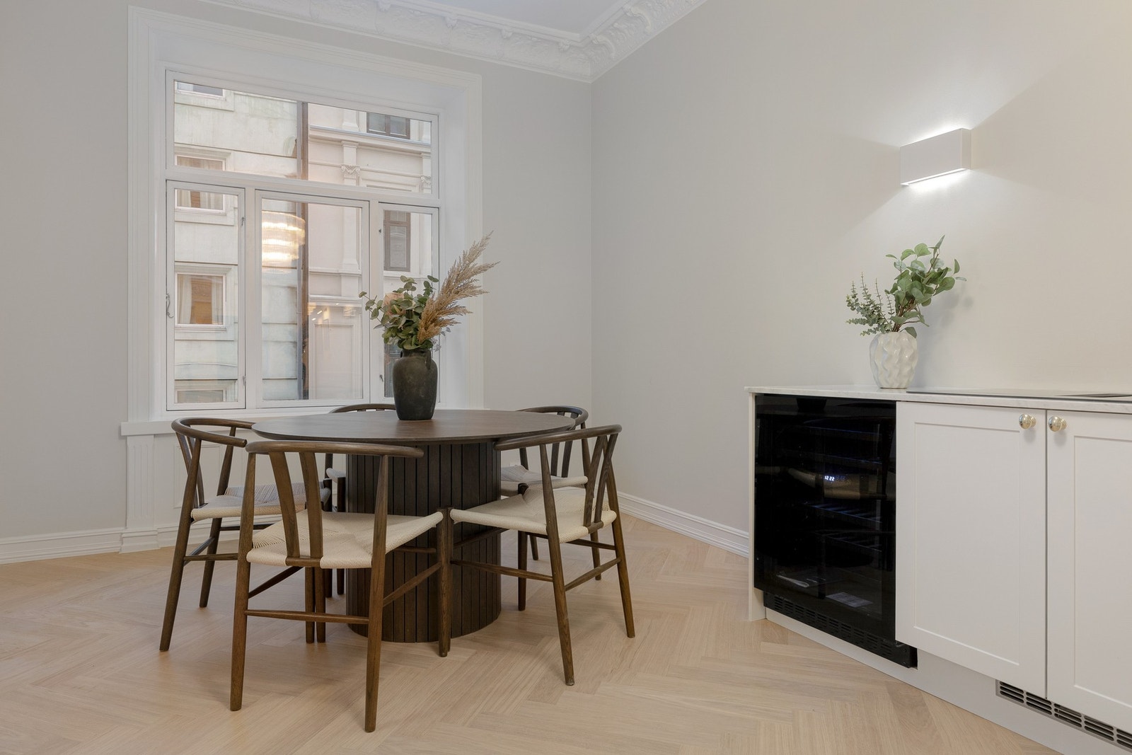 Det er god plass til stor spisestue. Enkelt å innrede med avlag spisestue om man lnsker. Utstrakt bruk av innebygd veggbelysning med skjult elektrisk anlegg, uten synlige kabler. Galleribilde