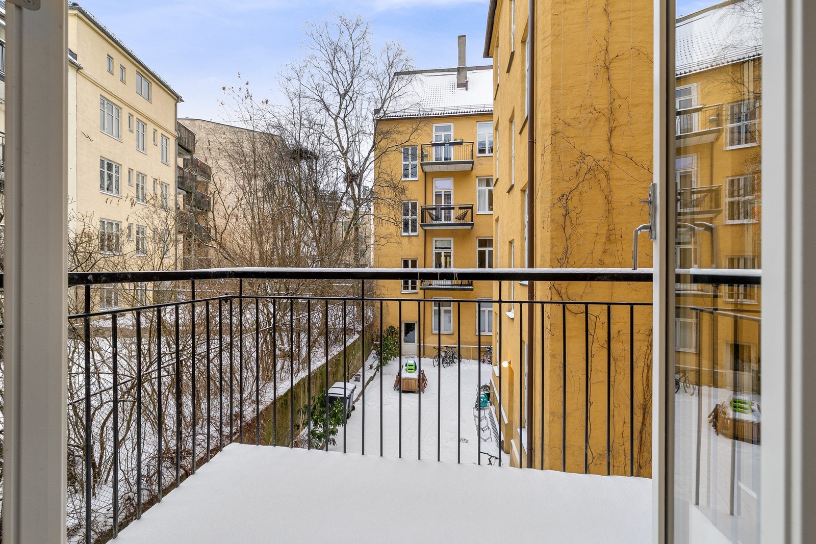 Doble balkongdører og tilbaketrukket beliggenhet. Galleribilde