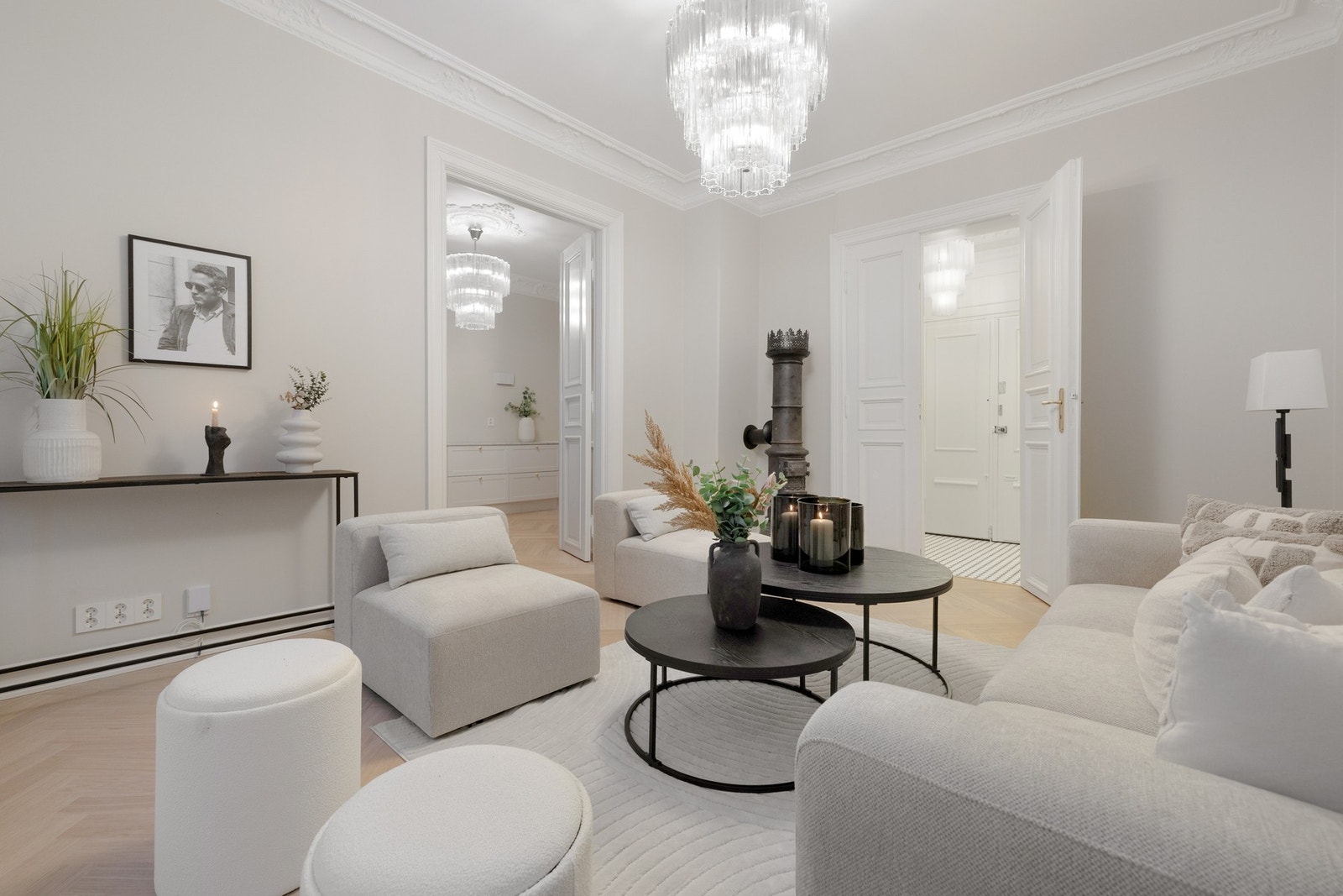 Peisovn i stue. Plasse til stor sofagruppe og lounge i åpen løsning mot kjøkkenet - ideelt for sosialt samvær. Galleribilde