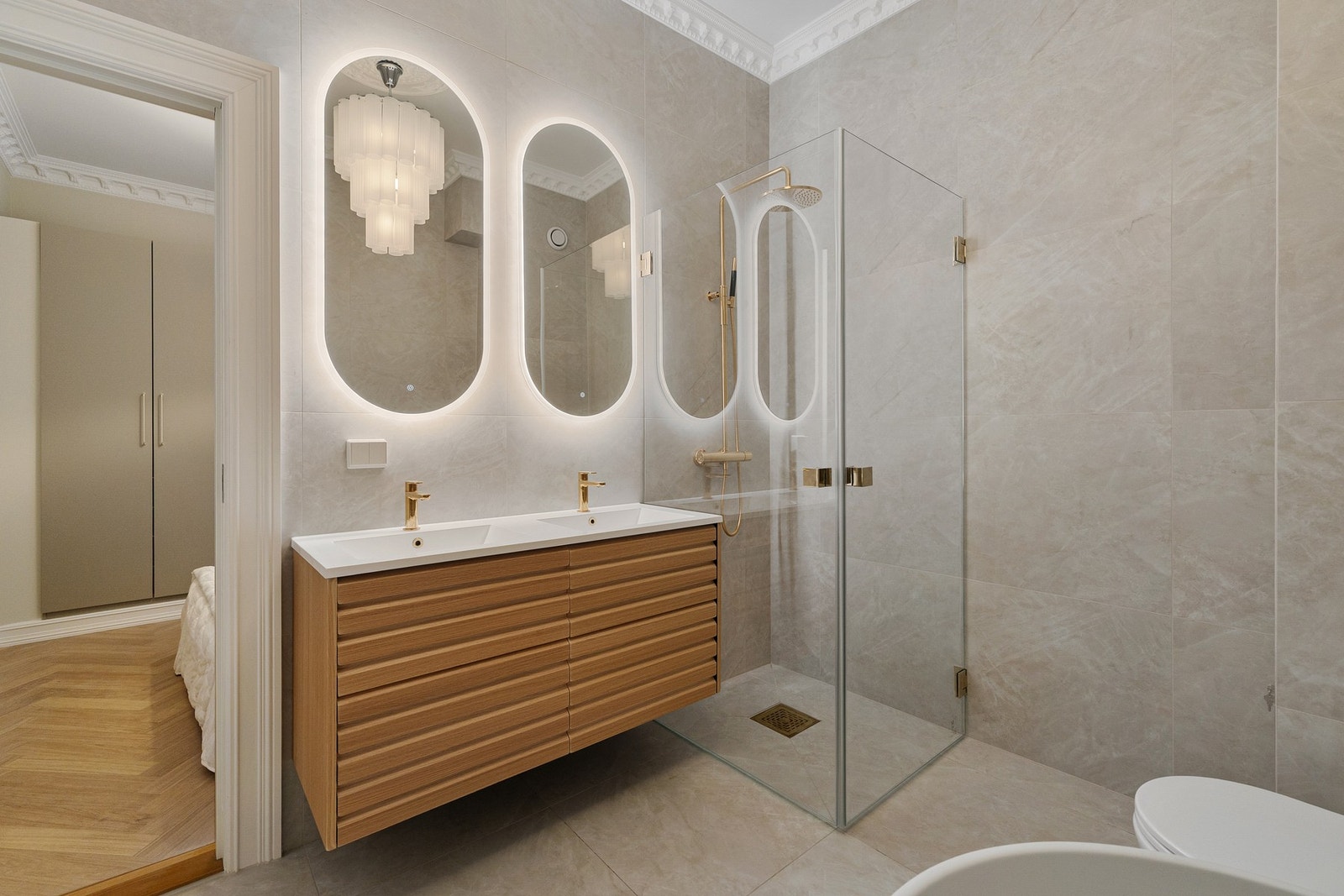 Nytt bad i 2025 med nytt sluk, membran, varmekabler, rør-i-rør system mv. Alt av armatur levert fra Tapwell i messing. Galleribilde