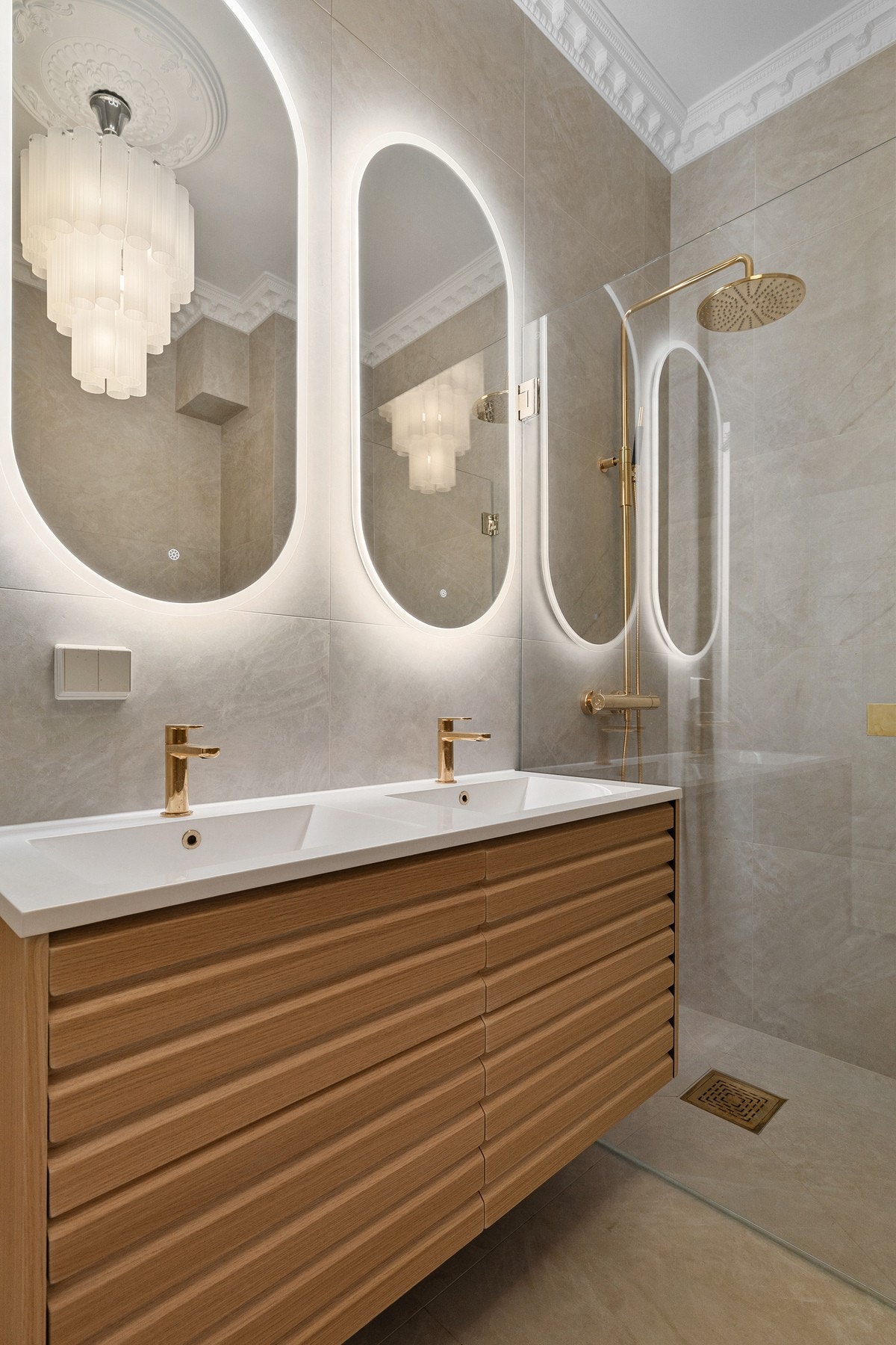 Dobbel servantinnredning med eksklusive fronter i eikefinér. Galleribilde