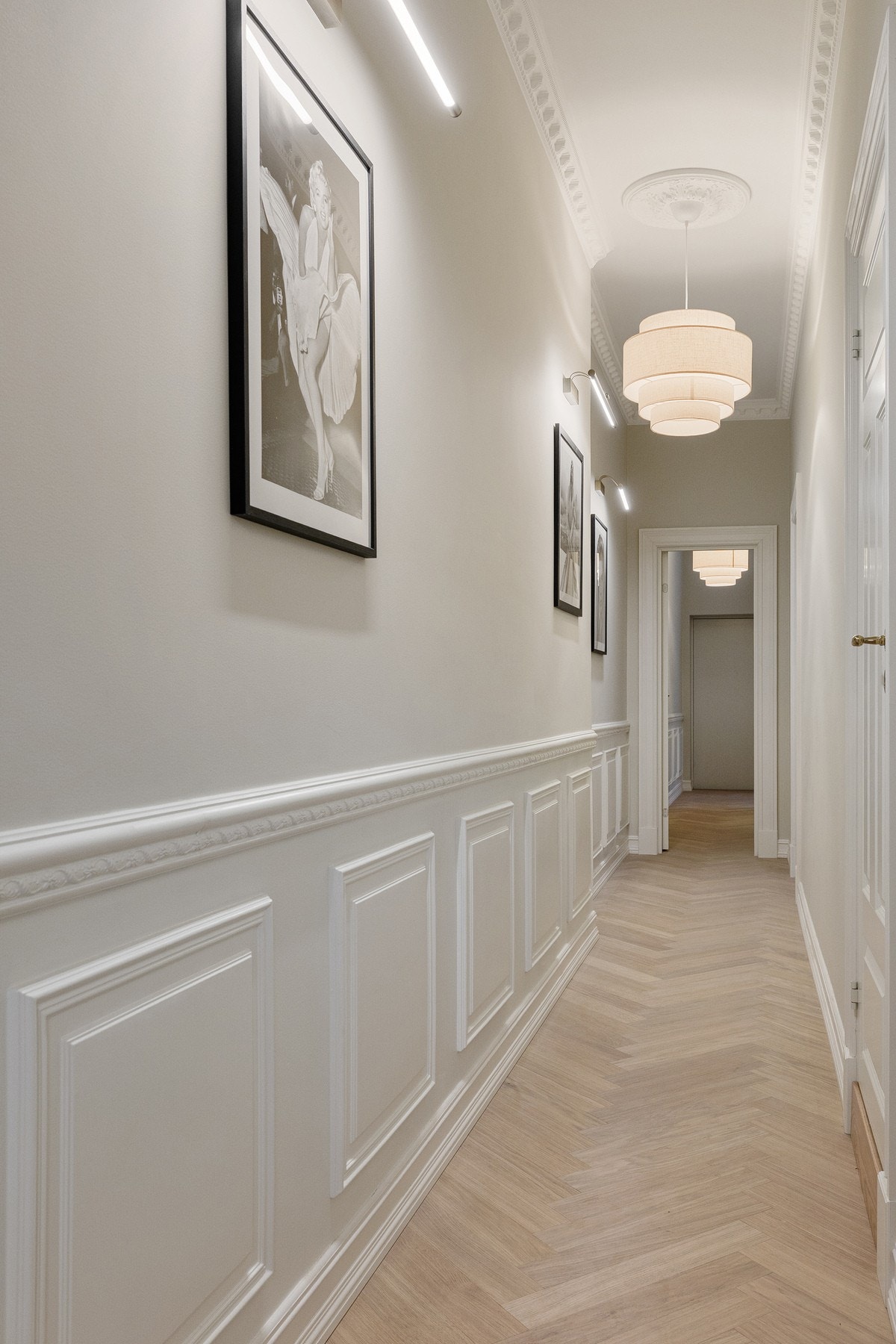 Håndlagde brystninger i gang med innebygd veggbelysning og skjult elektrisk anlegg. Galleribilde