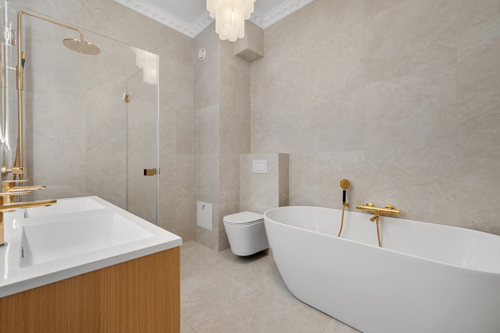 Designmessig utført baderom med full takhøyde, stukkatur og rosett. Både badekar og dusj. Alt av armatur fra Tapwell i messing. Galleribilde