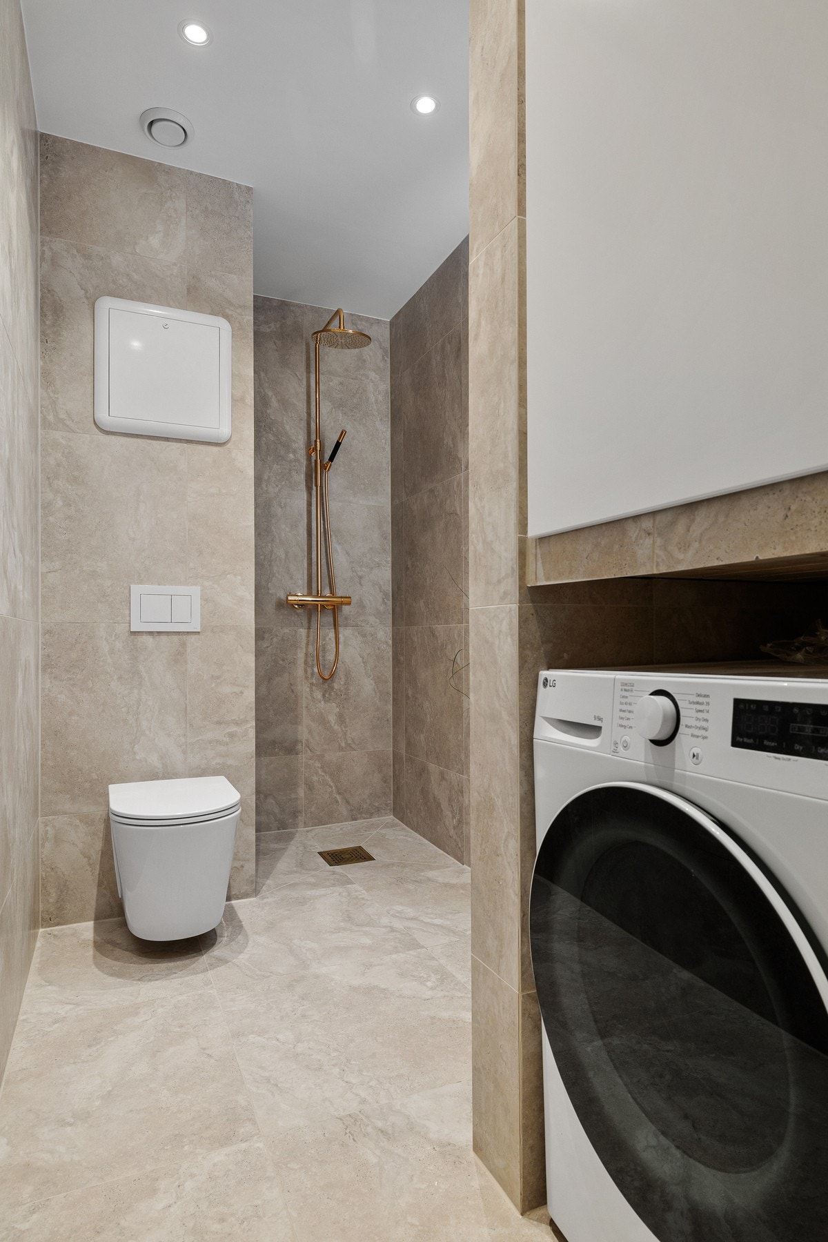 Plassbygget nisje til vaskemaskin - praktisk og stilrent. Galleribilde