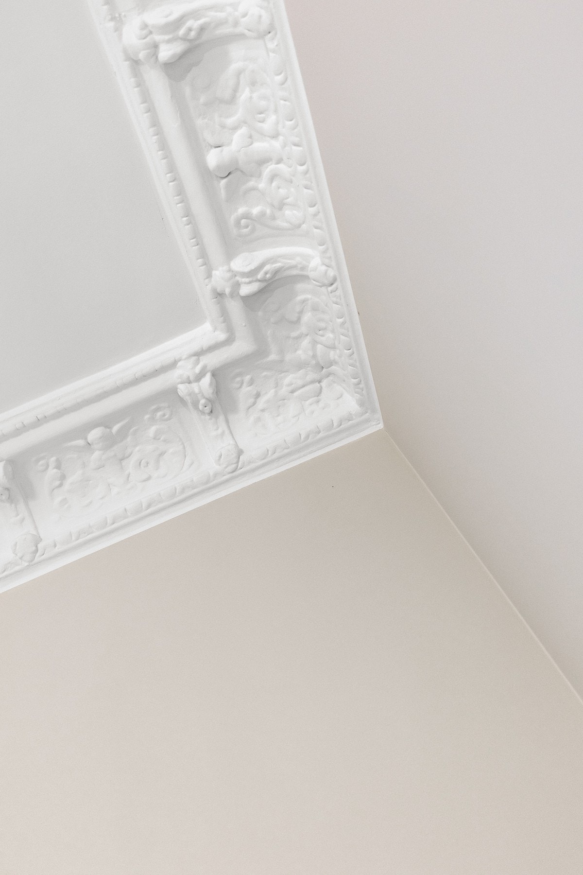 Nøye renovering av overflater hvor boligens klassiske preg er søkt ivaretatt med original stukkatur. Galleribilde