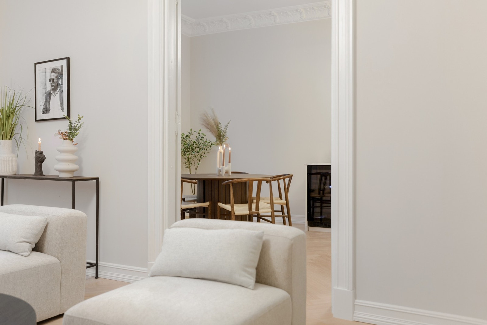 Alle gulv er avrettet i 2025. Det er lagt varmekabel i samtlige oppholdsrom og parkettgulv i fiskebensmønster. Galleribilde