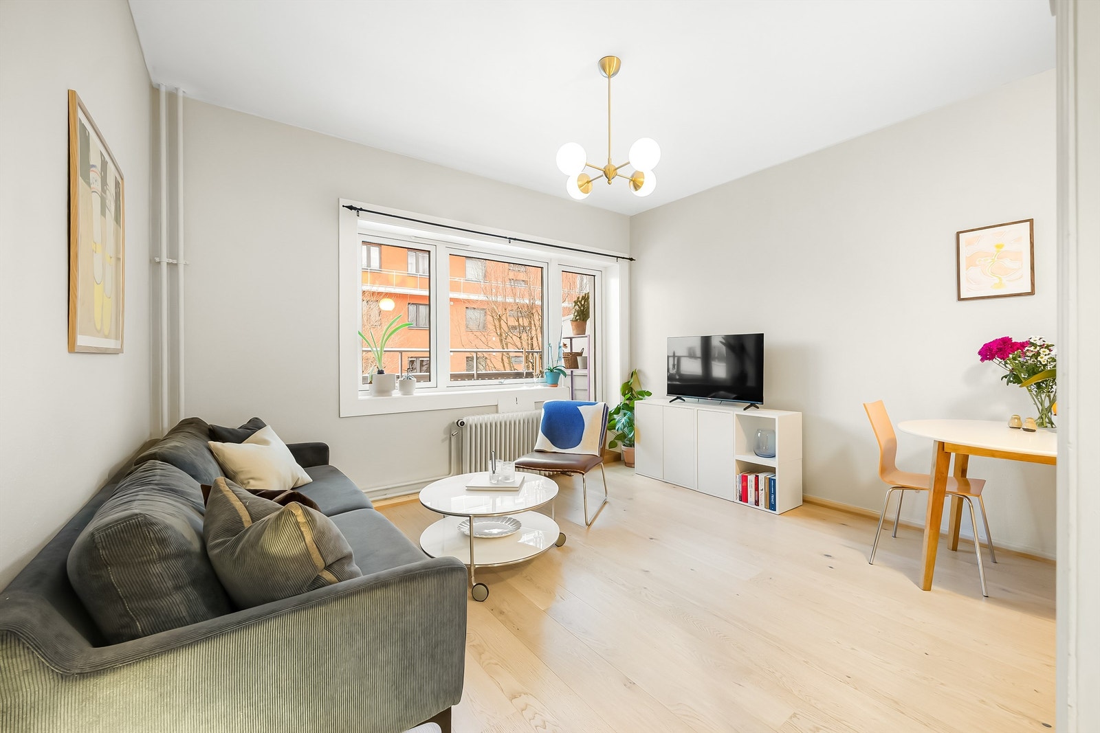 Lys og åpen stue med plass til både sofahjørne og spisebord. Galleribilde