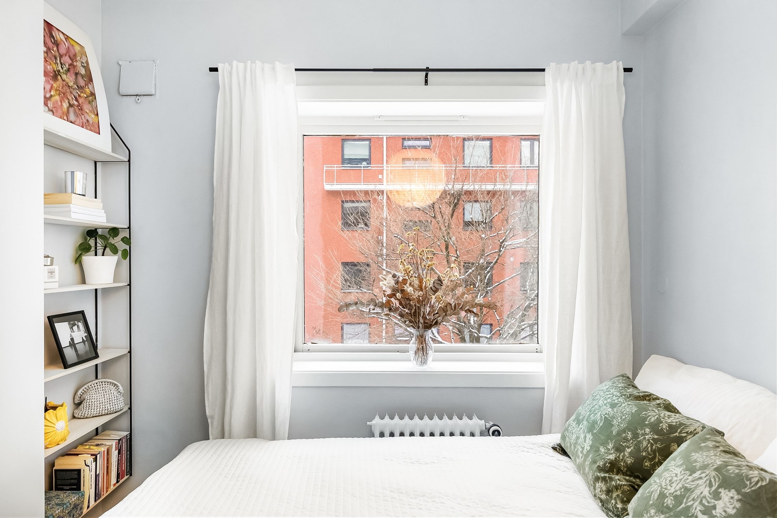 Rommet vender mot rolige omgivelser med lite innsyn og frodig utsyn på sommerstid. Galleribilde