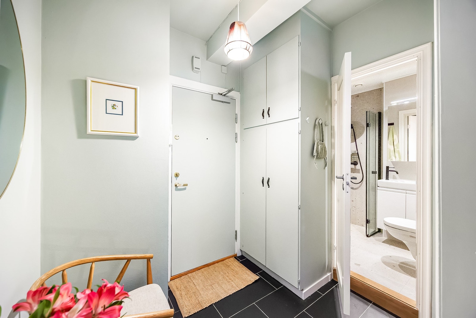 Lys og praktisk entré med god plass til å henge fra seg yttertøy og skotøy, samt ekstra oppbevaringsmuligheter i garderobeskap. Velkommen inn! Galleribilde