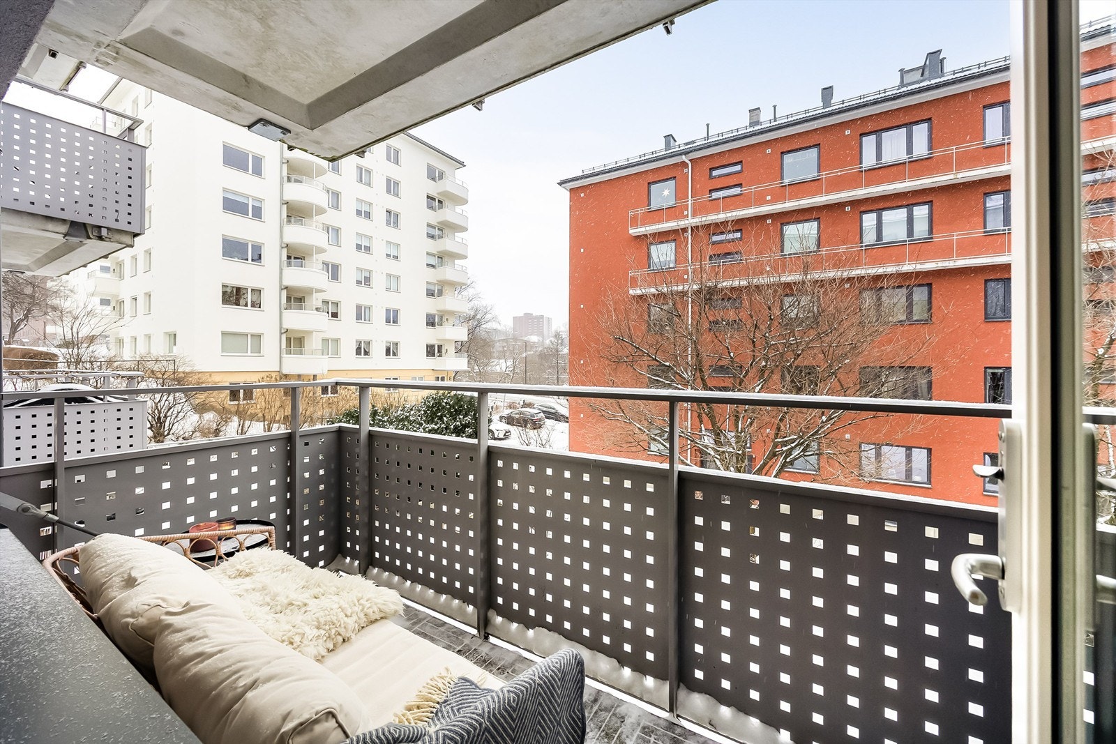 Fantastisk overbygget balkong på 5 kvm som blir en naturlig forlengelse av stuen på varme dager. Galleribilde