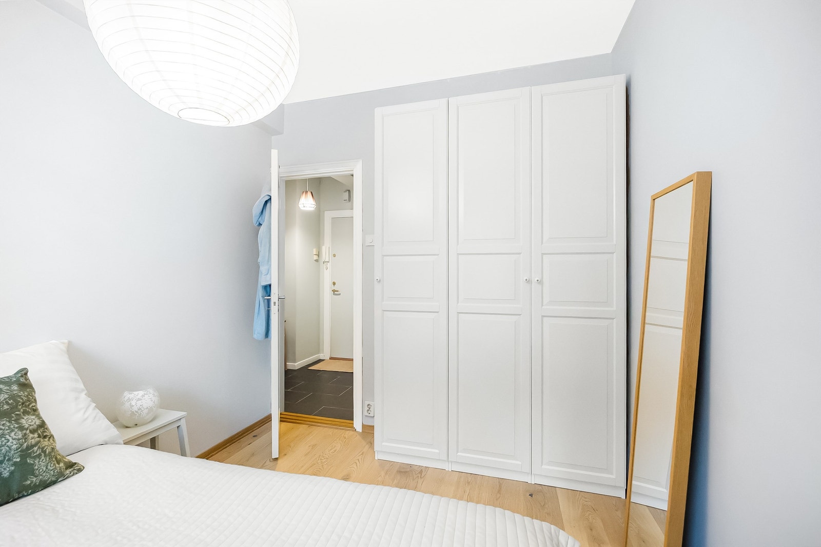 Soverommet har godt med oppbevaringsplass i garderobeskap som medfølger ved salg. Galleribilde
