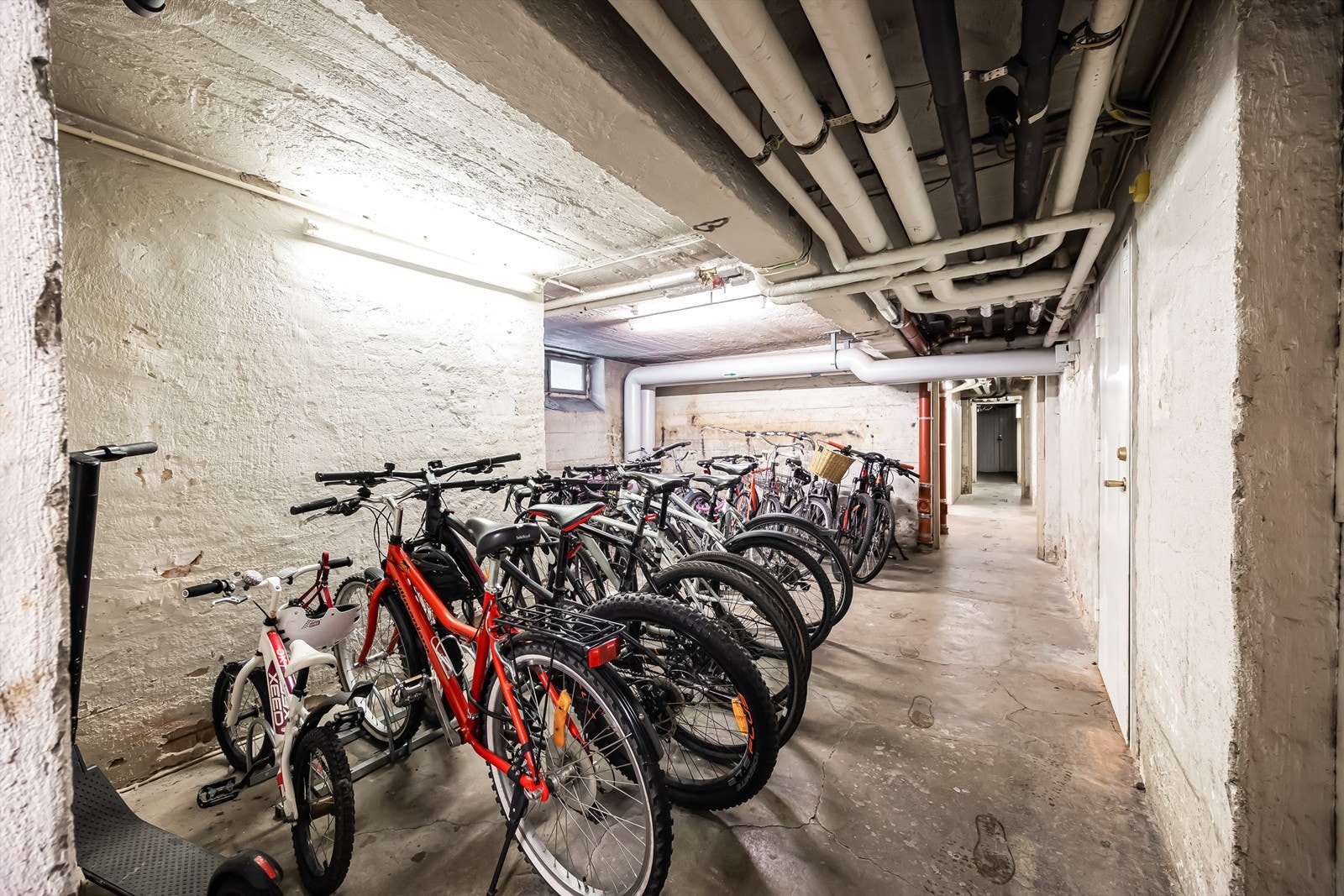 Fellesboder i kjelleren kan på eget ansvar benyttes til parkering av sykler, sparkstøttinger, barnevogner, kjelker og lignende. Galleribilde