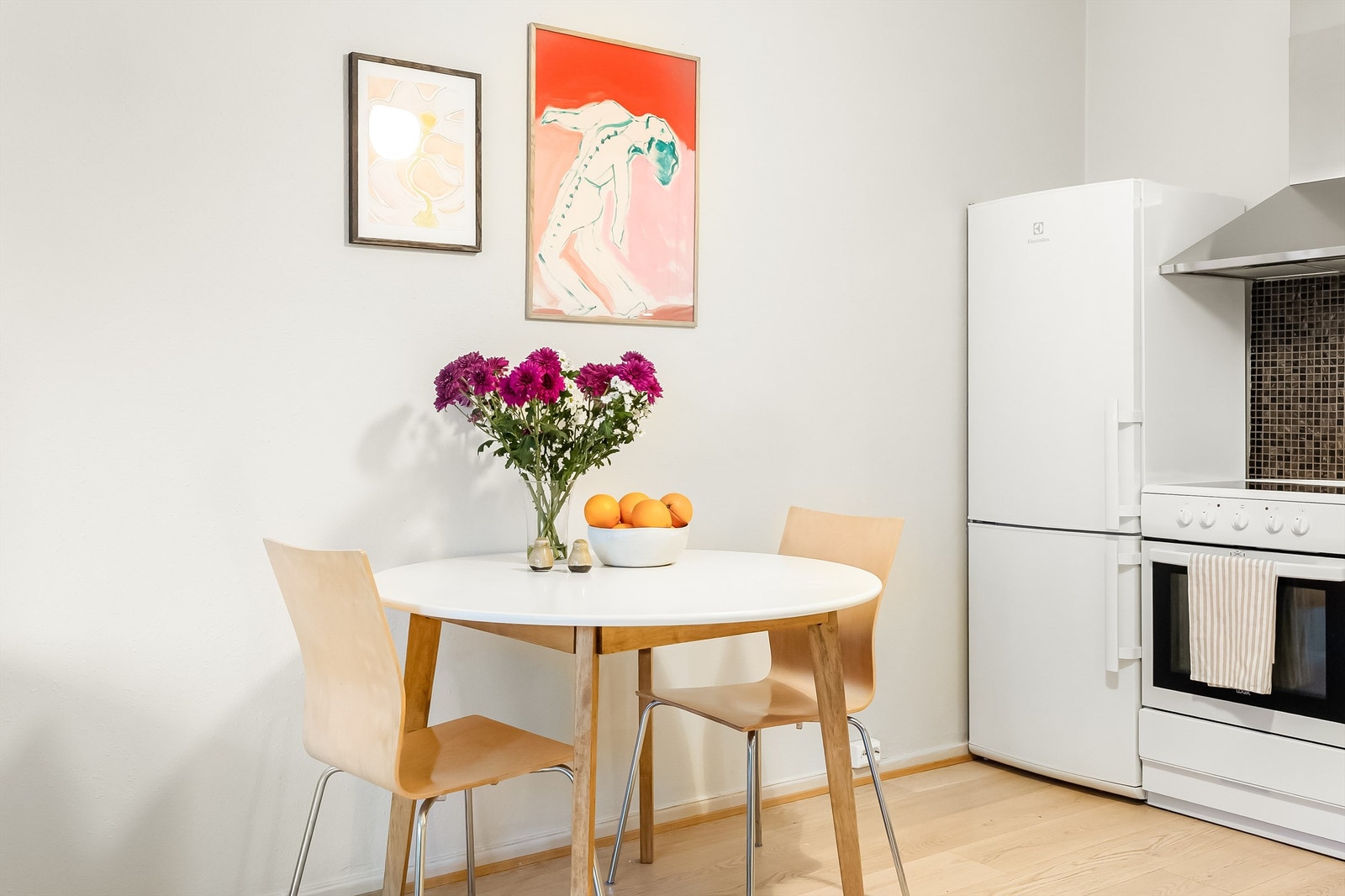 Her er det naturlig plass til en spisegruppe mellom kjøkken og stue. Galleribilde