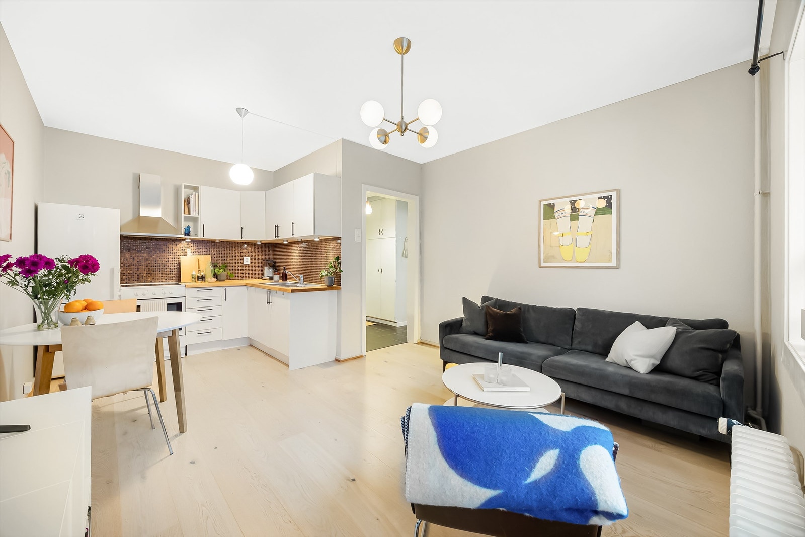 Leiligheten ble oppusset i 2021 med bla. nytt bad og nye gulv av typen enstavs parkett. Galleribilde