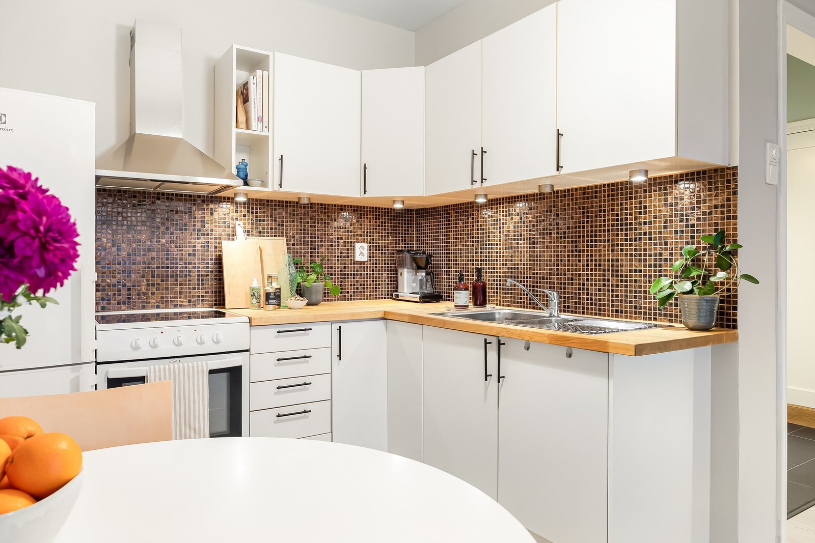 Kjøkkenet er utstyrt med frittstående kjøleskap og komfyr, samt oppvaskmaskin under kjøkkenbenken som medfølger salget. Galleribilde