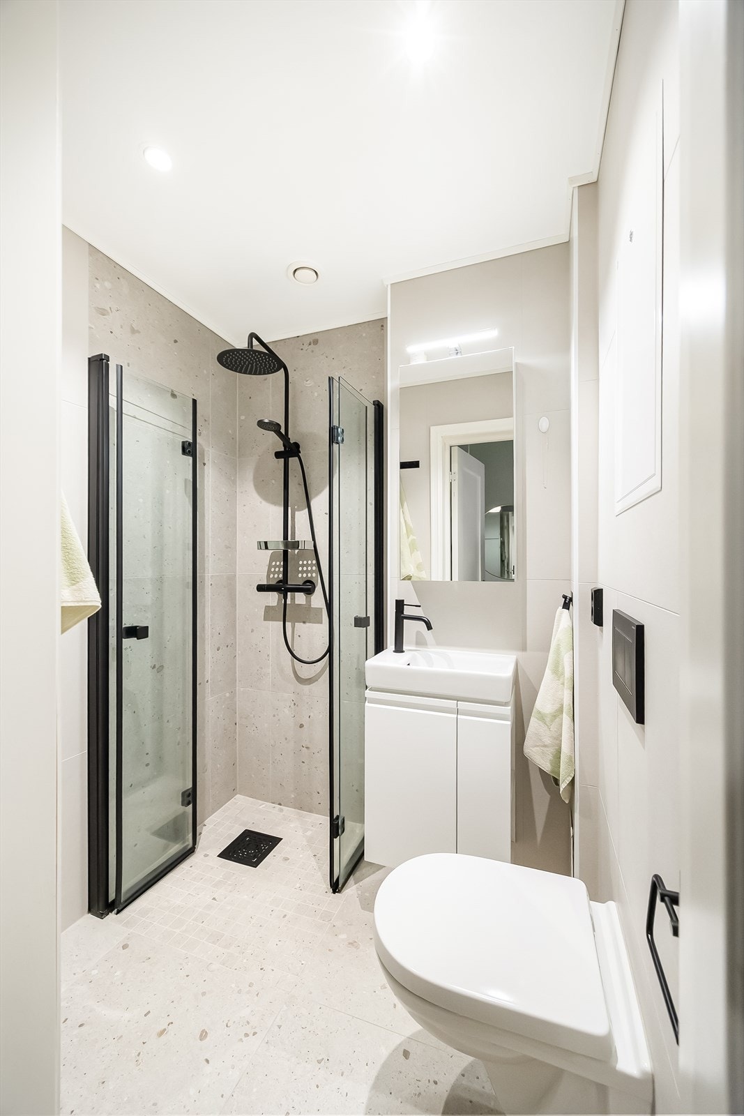 Tidløst, flislagt baderom med gulvvarme, oppusset i 2021. Galleribilde