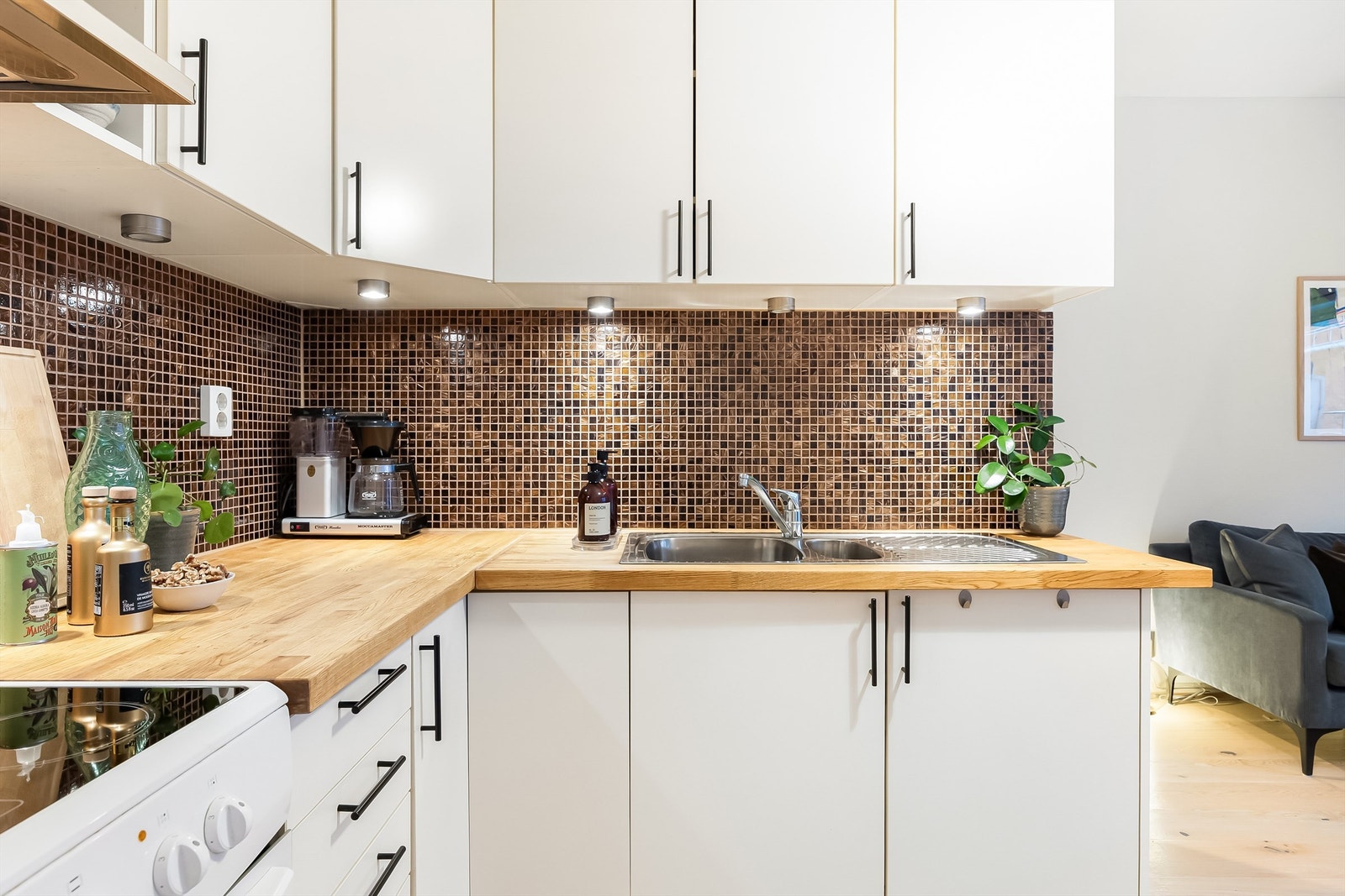 Benkeplaten er i heltre med nedfelt oppvaskkum. Det er belysning under overskap og stikkontakt på vegg. Galleribilde