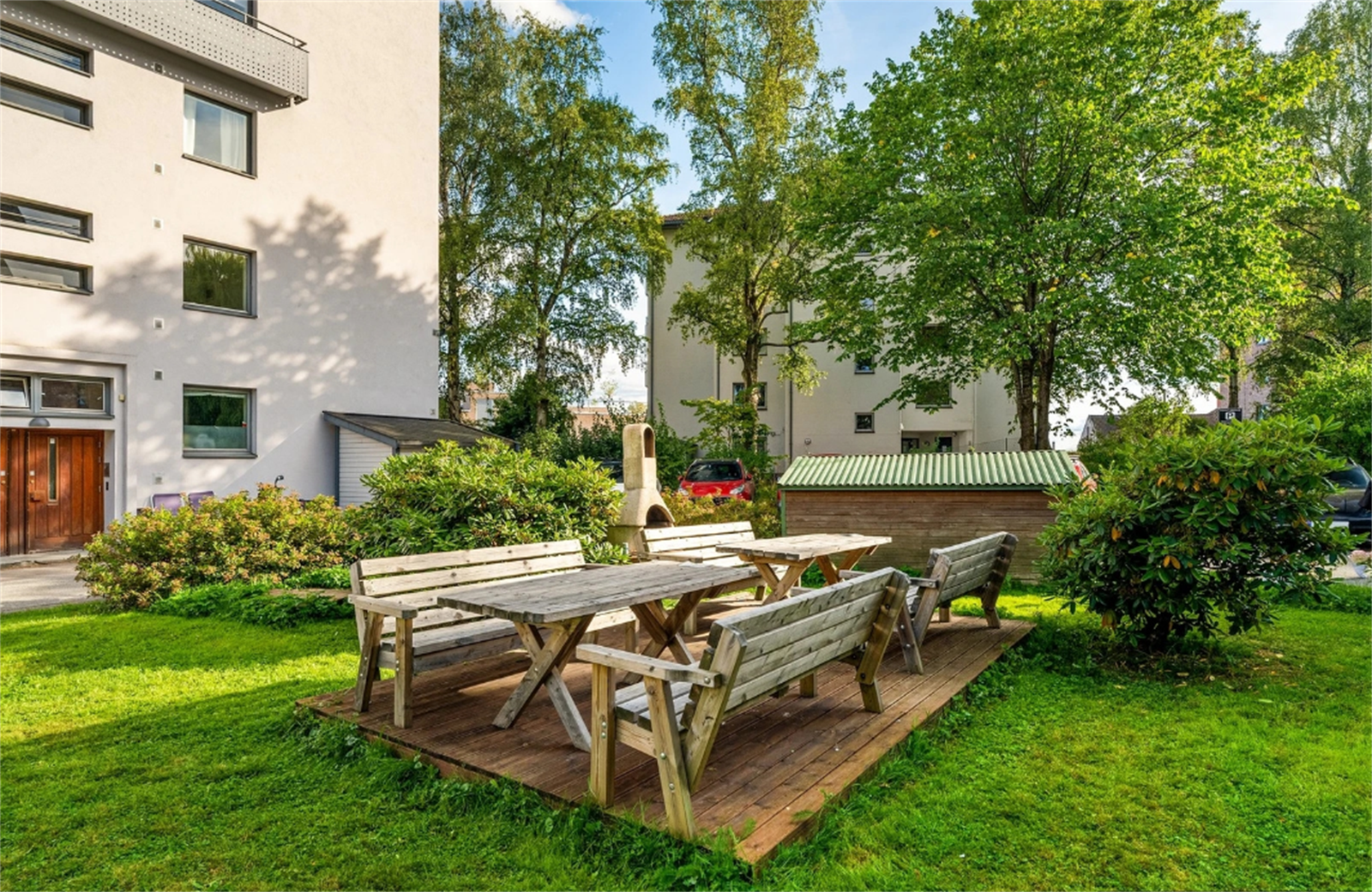 Hyggelig bakgård som er pent opparbeidet med blant annet asfalterte internveier, plenarealer, sittegrupper, pizzaovn, trær og prydbusker. Galleribilde