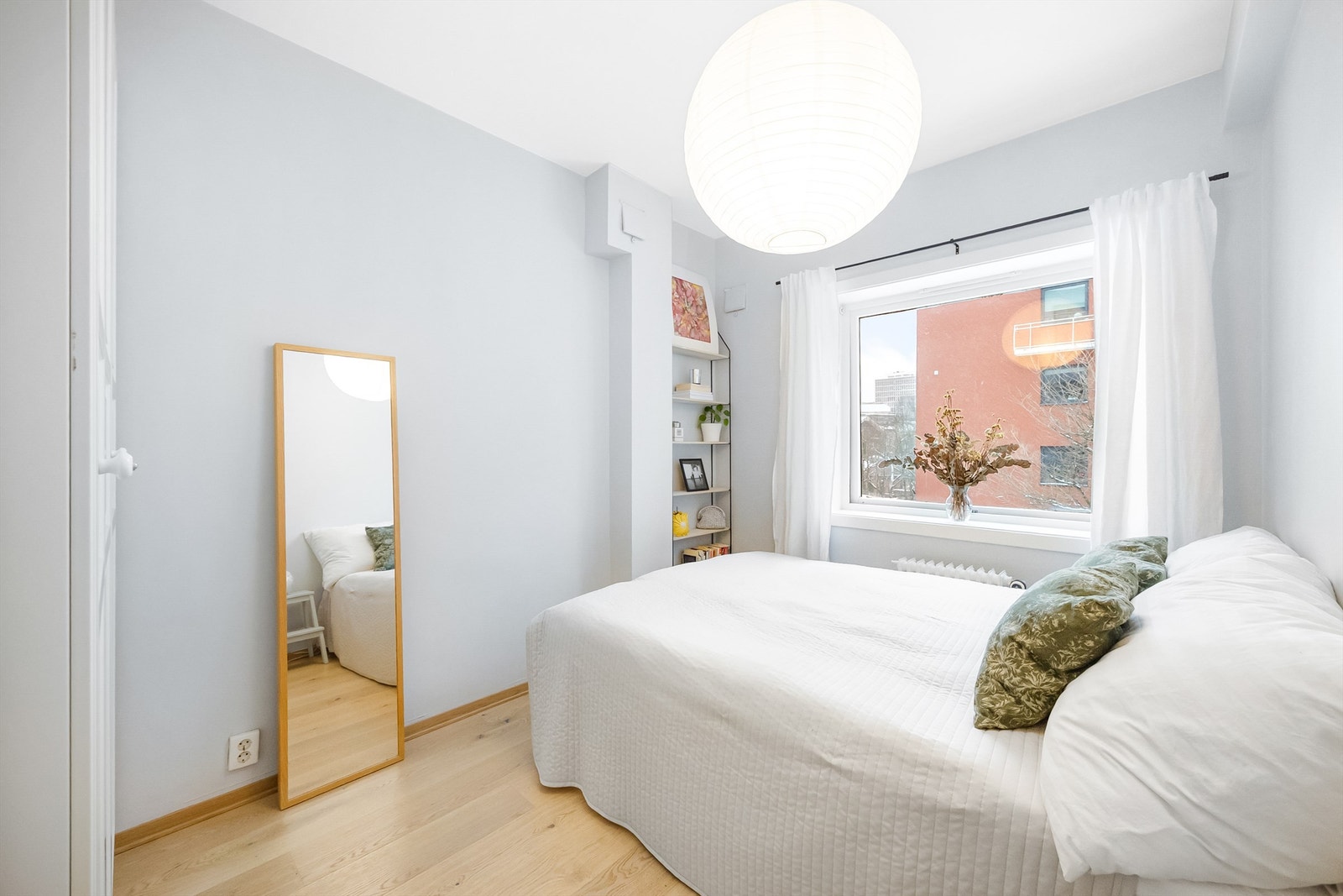 Romslig soverom med god plass til dobbeltseng, tilhørende nattbord og ytterligere ønsket møblement. Galleribilde