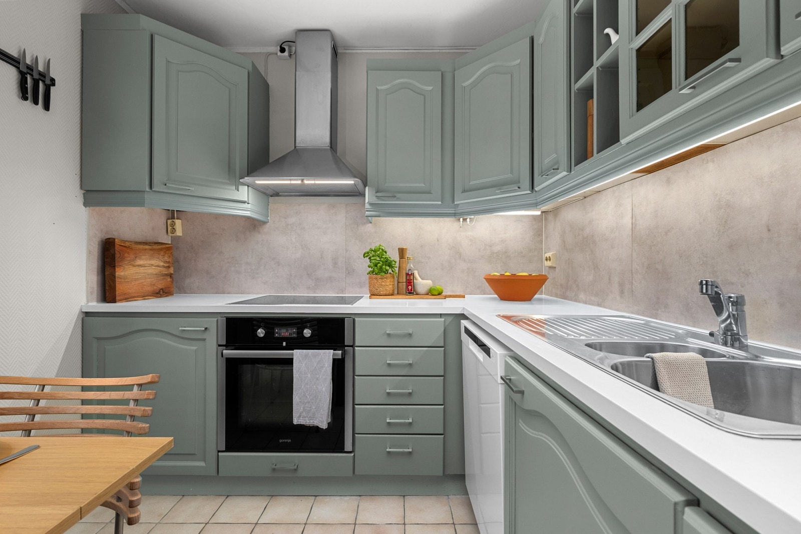 Her er det rikelig med skap- og benkeplass Galleribilde