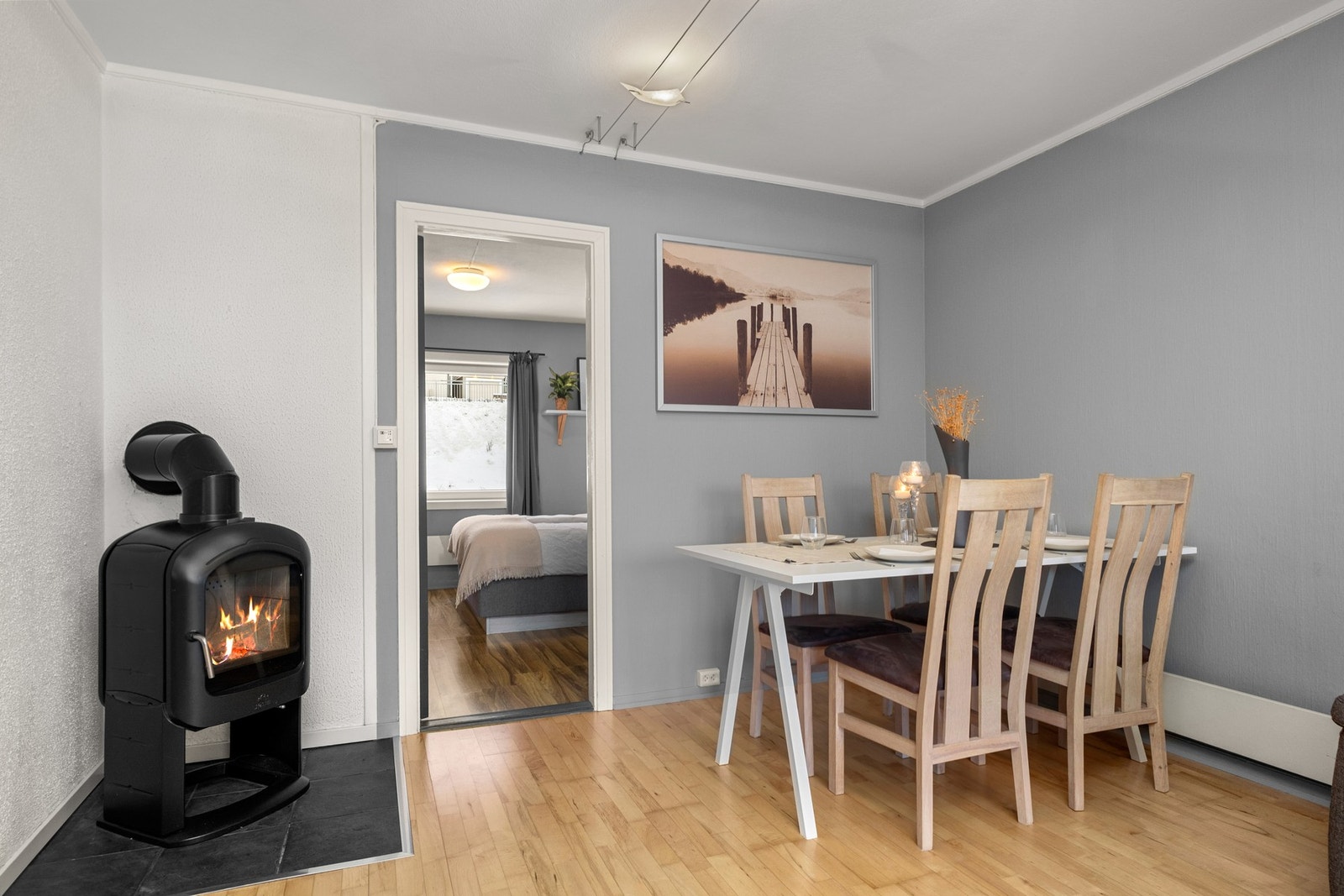 Spisesonen faller naturlig inn i rommet Galleribilde