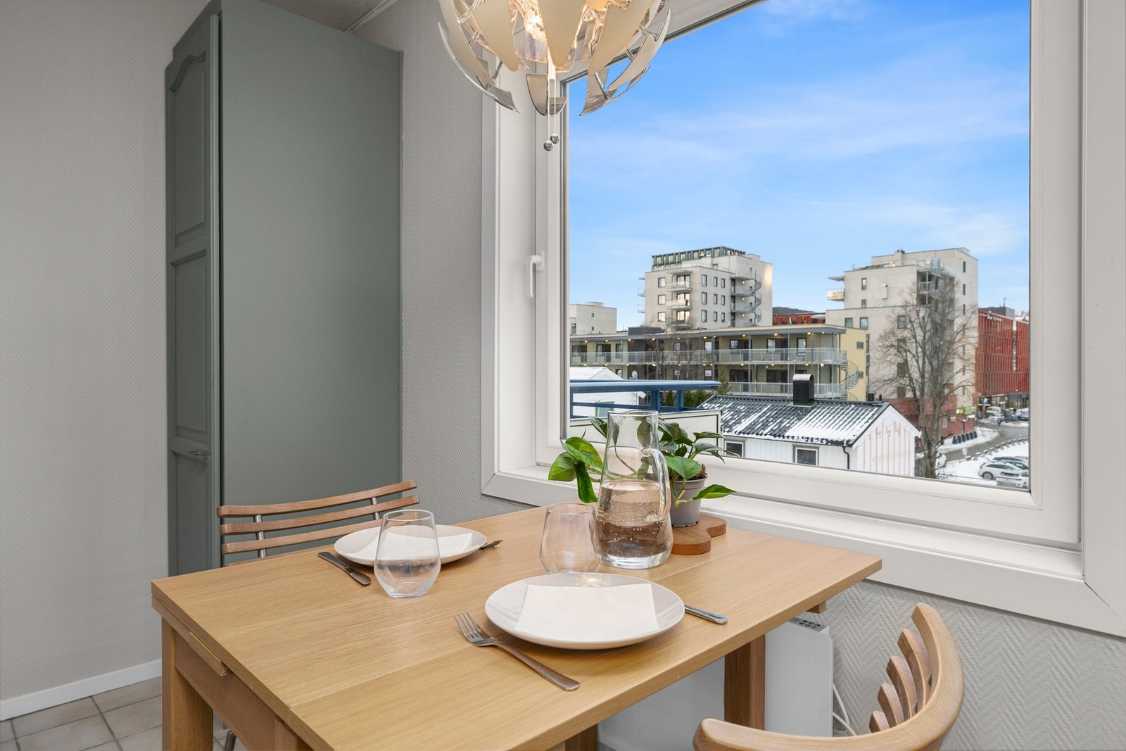 Her kan man nyte kaffen med utsikt ut mot nærområdet Galleribilde