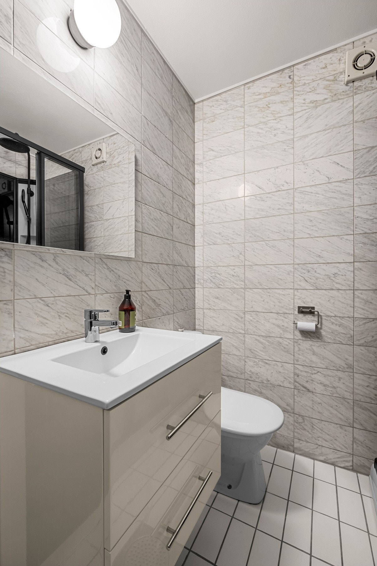 Flislagt bad med varme i gulv Galleribilde