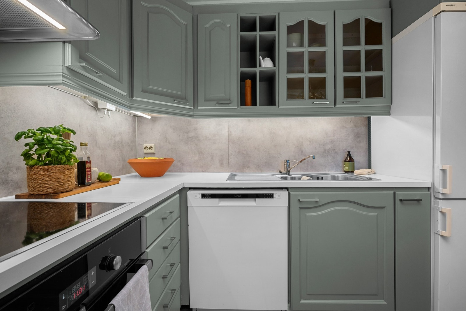 Benkeplaten er i laminat med malt overflate som har nedfelt platetopp Galleribilde