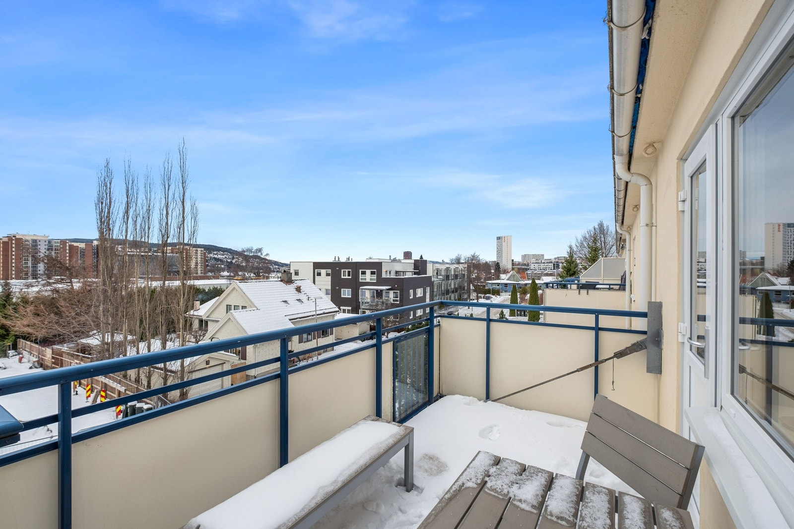 Her får du fin utsikt av nærområdet og svært gode solforhold Galleribilde