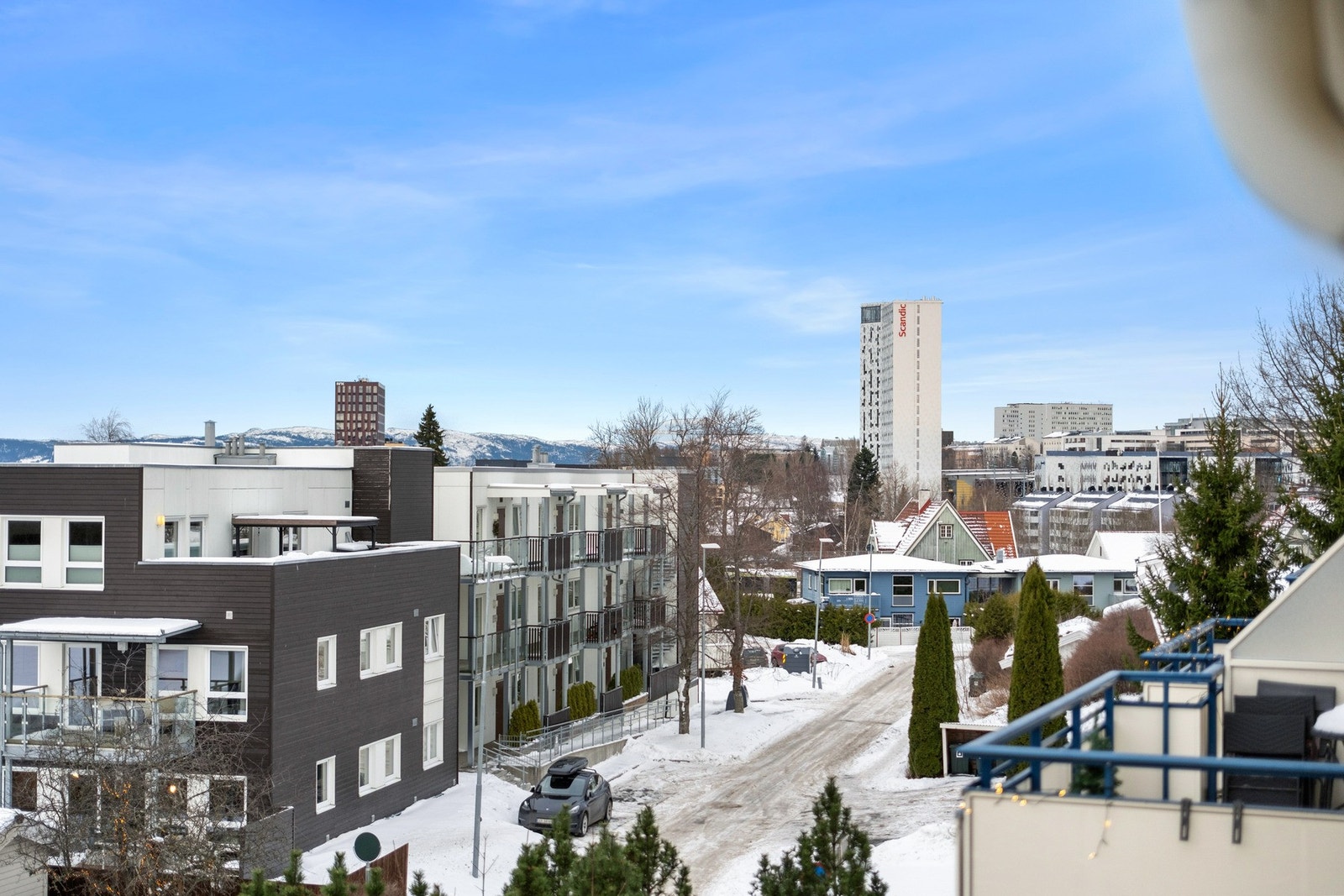 Blokken ligger tilbaketrukket ved enveiskjørt gate og har en vestvendt balkong med gode solforhold. Galleribilde