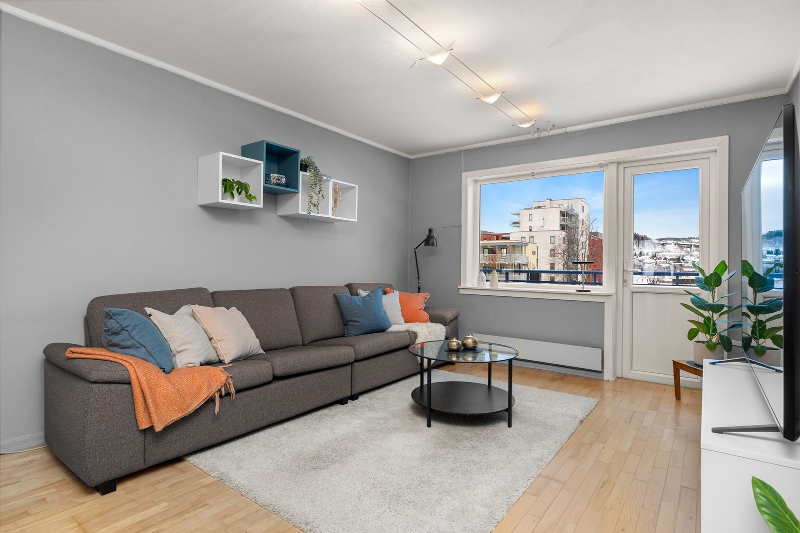 Leiligheten har en pen og romslig stue på hele 20,2 kvm Galleribilde